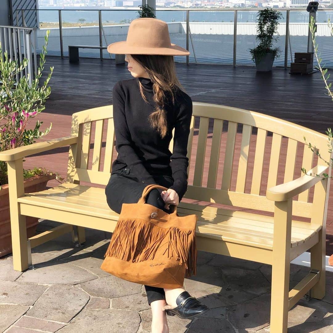 のインスタグラム：「2019.10.30. . いいお天気に神戸空港へ 可愛い @laleia_official  の フリンジトート持って\♡/" . フリンジトート、 ポケット沢山あって 生地も柔らかくて使いやすい storyから商品に飛べます(ت) . tops #tititivate #titivatestyle  denim #uniqlo  #ユニクロ shoes #gu . #プチプラコーデ ##プチプラ#アラフォー#アラフォーコーデ #高身長コーデ #ユニジョ#カジュアルコーデ #大人カジュアル #PR」