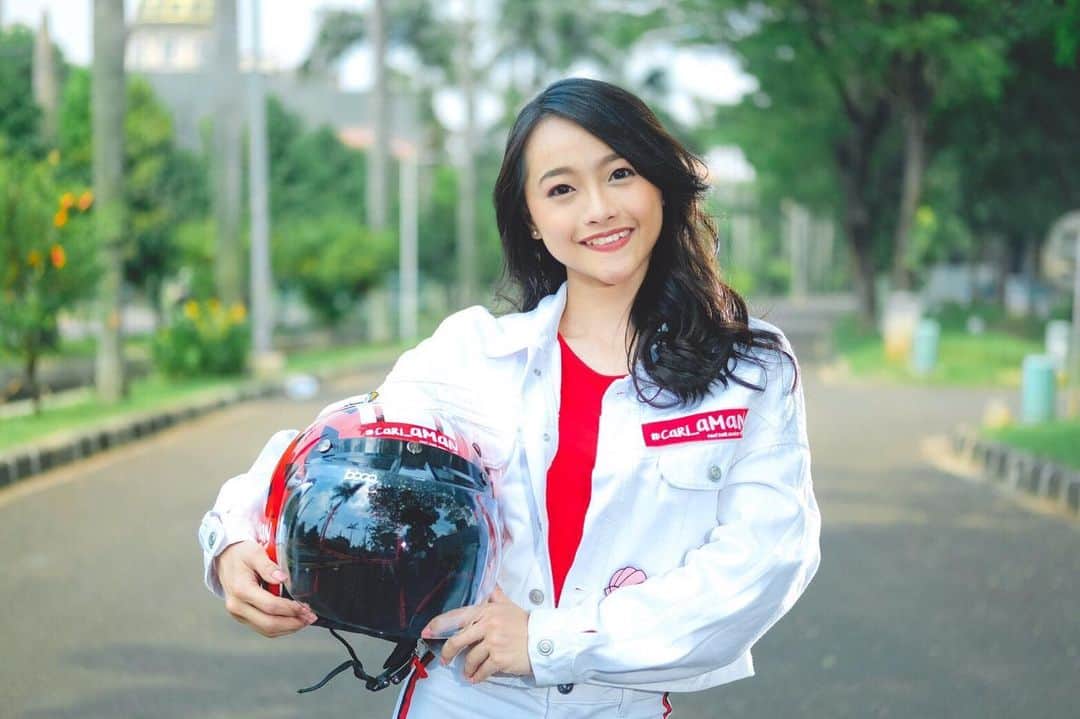 ロナ・アングラエニのインスタグラム：「Aku hari ini mau jalan2 ahhh.. mau nongkrong2 azeeegg.. 😝 Heyyyy kamu yang mau berangkat beraktifitas naik motor, mau dekat mau jauh, PAKAI HELM ya gaesss!  Apalagi yang boncengin anak kecil, ingat si anak juga harus dipakein helm yah zheyenggg! Biar makin keren, dan pastinya aman 😉👍 #JKT48CariAman #Cari_Aman . . . Siapa yg sambil auto nyanyi MANA HELMKU? wkwk😝」