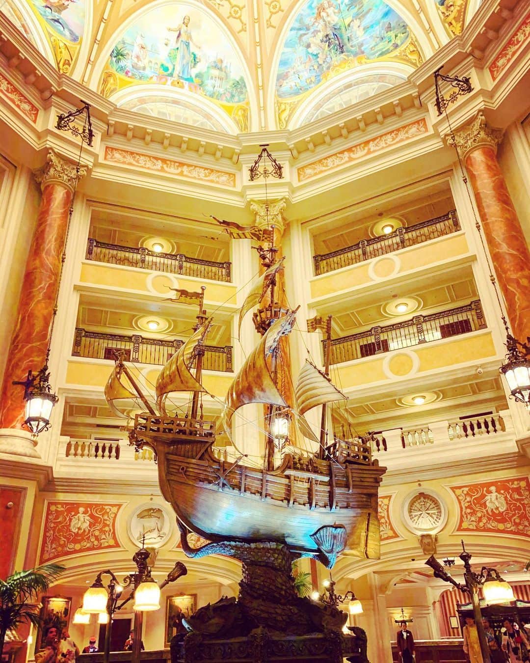 金子実加のインスタグラム：「Disneyの魔法✨ . ウルウル🥺 . . . . . . . . . . #disneysea #hotelmiracosta #ミラコスタ #ディズニーシー　#ディズニー #gothic #haloween #ハロウィン　#カリブの海賊 #海賊　#ホテル　#ディズニーシー　#ミニー　#ミッキー」