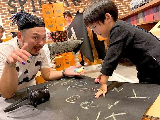 Flying Tiger Japanさんのインスタグラム写真 - (Flying Tiger JapanInstagram)「もうすぐハロウィンBOO👻 Welcome to the Ghost House🦇 Fan Meeting 2019 にお越しいただいた皆さま、ありがとうございました！ . 東京編に続き〈京都編〉のイベントの様子をご紹介！ . 【プログラム①おばけらしいおばけになろう！】 魔女が住んでるゴーストハウスに、おばけになりたてのおばけさんが集まりました。 一人前のおばけになって人間たちを驚かせるために準備をしていただきます。 . さぁ、まずは、オリジナルマントとハット、ステッキづくり。一人前のおばけ（魔法使い）らしくなってきましたよ✨ . 作ったステッキで、さっそく魔法をかけてみましょう！ ”ビビデバビデブ～” 一体どんな魔法をかけたのでしょうか？！（次の投稿までお楽しみ） . ●ワークショップ企画 @mary_aitsu  @nelsonandbobson . ------------------------ まるで文化祭みたい。ファンの皆さんが集まり、作り上げたイベント『ファンミーティング2019』 テーマは、"ハロウィン🎃"ゴーストハウスをイメージして企画しました。 . 今回のイベントは、Flying Tiger Copenhagenの公式部活、 #ftcパーティー部 #ftcあそ部 の部員さんが集まり、実行委員として、装飾やフード、アクティビティ、映像、すべてゼロから考え、何度かのミーティングを重ね、準備を進めてきました！ . 形になった、ゴーストハウスには、部員の皆さんの沢山なのアイディアが隠れています👻少しずつ、ご紹介させてください！ . 明日は、ハロウィン！ 皆さま素敵なハロウィンをお過ごしくださいね🎶 . ============== 1000 TAK❤️! 実行委員の皆さん ============== @partika_info  @yummys_gallery  @peachannel123  @w2432e @k_pocky @____kens  @sayaca_mama  @sakino1129  @sanae.miyagi  @bell__mell @days_jun  @ti.ti.joyeux  @fuurin2019  @party_mimi_711  @nelsonandbobson  @lluviaderosa  @maichiru  @usamami  @_mayamasuda_  @mary_aitsu  @piii.tan  @mikuakai  @mihomiusora  @megu____86  @fete.en.rose  @usagi_risu  @li2925  @haruto.69  @naremeruma . . #ftcファンミ #フライングタイガーゴーストハウス」10月30日 11時37分 - flyingtigerjp