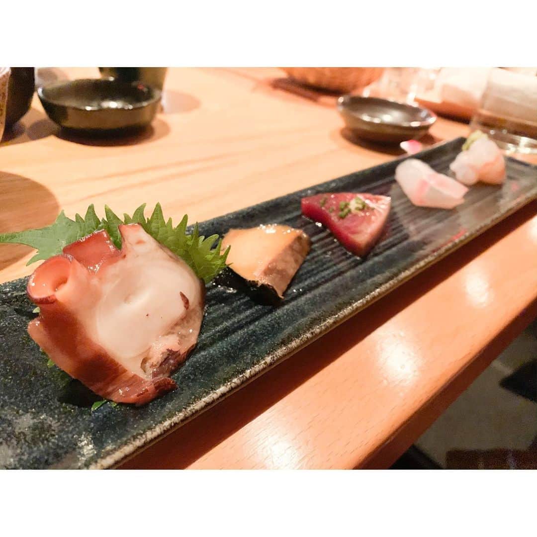 早川茉希さんのインスタグラム写真 - (早川茉希Instagram)「📍Sushi  Azabu 🍣  麗美ちゃんファミリーと最後の夜は、 ニューヨークへ来て初めてのお寿司。  入り口のちょっと隠れ家感に ますます期待が膨らむ💓  日本人の板前さんが握っていて、 小さな子どもにも優しい店員さん💕 子連れで気兼ねなくお寿司を食べられて 嬉しいと麗美ちゃんも喜んでた🥺💓 ・ 美味しいお魚以外は口にできないという 北海道出身のお友達がオススメしてくれたお店だけあって 全て美味しくて大満足😭✨ 全品口にするたび「幸せ…」って言ってた😂 西京焼きが忘れられない、、 土瓶蒸しまで食べられるなんて✨✨ ・ また行きたい💕と気軽には言えないけれど 特別な日に来られるといいなぁ🥺  #nyc #ny #sushi #sushiazabu #sushinyc #japanesefood #ニューヨーク #ニューヨーク生活 #アメリカ暮らし #寿司不足 #本当にしみた #お寿司 #ニューヨークグルメ #子連れok #最高の夜 #寂しいお別れ #また日本でね☺️🇯🇵」10月30日 11時39分 - maki_hayakawa