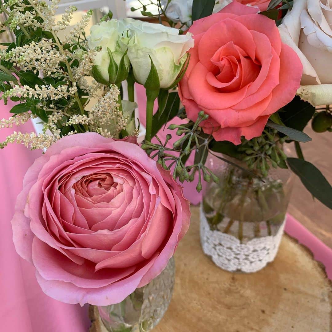 飯島寛子さんのインスタグラム写真 - (飯島寛子Instagram)「今日のレセプション！私の大好きなコーラルピンクの薔薇。アムステルダムとロマンティック・アンティーク。素敵過ぎてテンション上がる。よい時となりますように・ #銀座クチュールナオコ #einesvilladinozzewaikikileia #ハワイアンブライダル#maiko #ハワイで結婚式　#bridalflowershawaii」10月30日 11時49分 - hirokoiijima