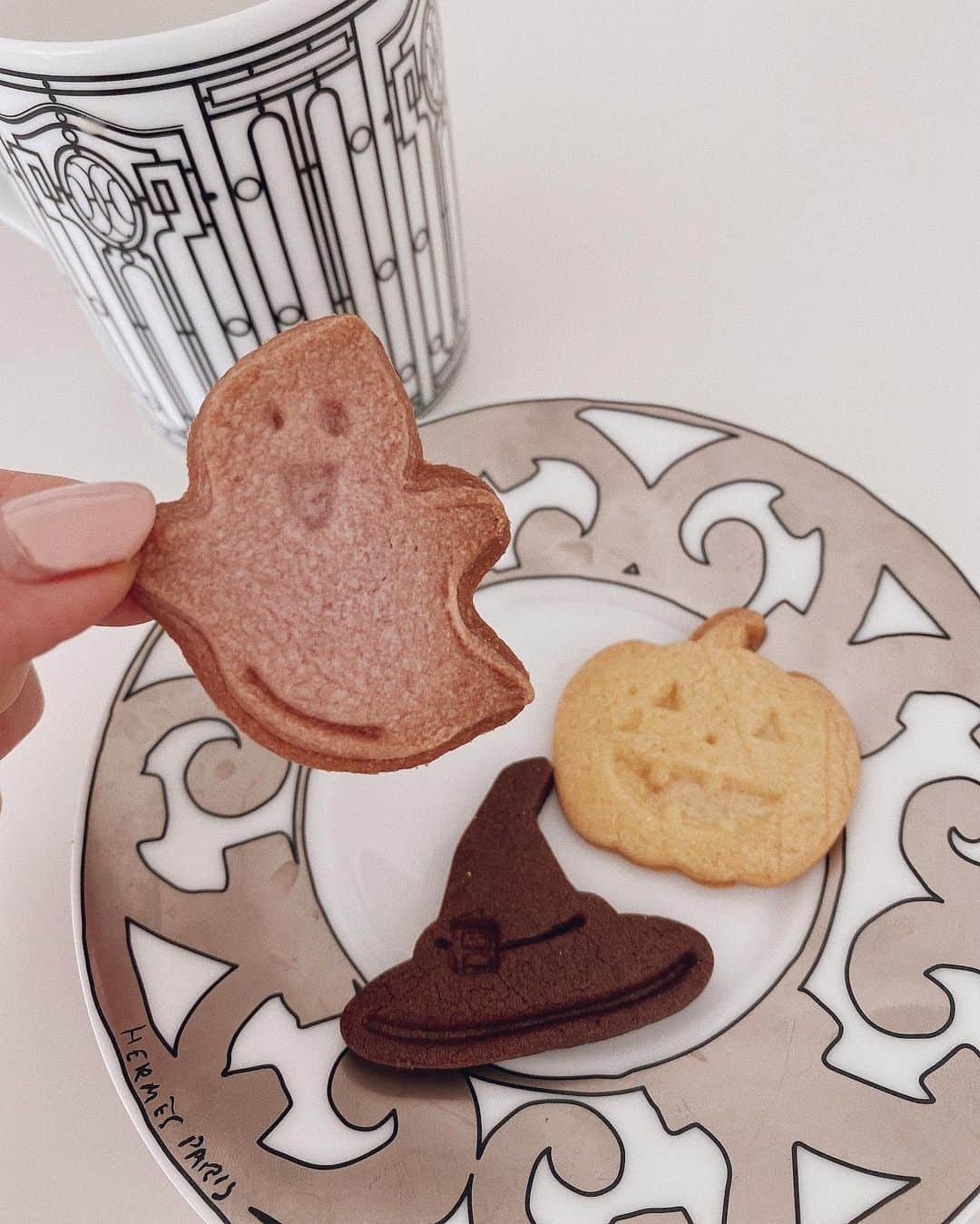 翁安芸さんのインスタグラム写真 - (翁安芸Instagram)「Morning cookie👻🎃❤️ 娘のスクールのベイクセールで買った、ママ友手作りの可愛いハロウィンクッキー。美味しくて一気に食べました！お迎えのときにまた買おう🥰💭　#happyholloween #cookies #halloween」10月30日 11時57分 - akinyc