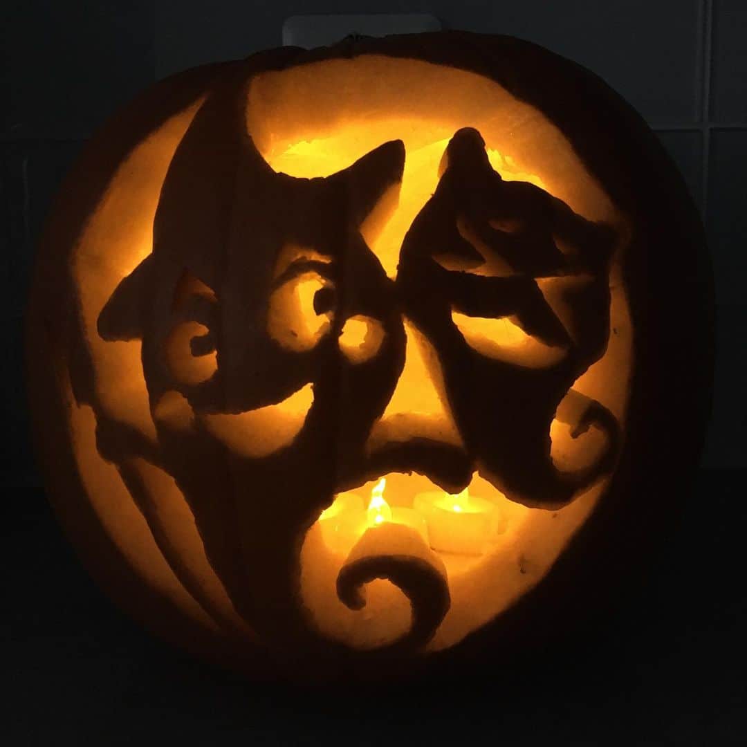 納富有沙さんのインスタグラム写真 - (納富有沙Instagram)「. ☠🎃Trick or Treat🍭🍬 It was a first time for me to carve a pumpkin. How is this Jack-o'-Lantern? Have a wonderful Halloween, guys❣️ . . . ハッピーハロウィン👻💞 初めてジャック・オー・ランタンを作ってみました〜！ 近くで見るとガタガタだけど意外と細かくいい感じにできてない…？😂✨笑 カボチャ彫るの大変かなーと思ってたけど、このカボチャめっちゃ柔らかくてするする彫れたし、作ってる時は無心になって集中できたからとっても楽しかったです😍🙌 . . . #halloween #halloweenpumpkin #pumpkin #carvingpumpkins #jackolantern」10月30日 11時57分 - arisa_noutomi