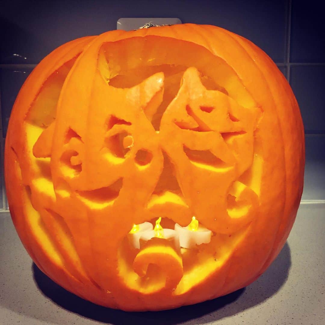 納富有沙さんのインスタグラム写真 - (納富有沙Instagram)「. ☠🎃Trick or Treat🍭🍬 It was a first time for me to carve a pumpkin. How is this Jack-o'-Lantern? Have a wonderful Halloween, guys❣️ . . . ハッピーハロウィン👻💞 初めてジャック・オー・ランタンを作ってみました〜！ 近くで見るとガタガタだけど意外と細かくいい感じにできてない…？😂✨笑 カボチャ彫るの大変かなーと思ってたけど、このカボチャめっちゃ柔らかくてするする彫れたし、作ってる時は無心になって集中できたからとっても楽しかったです😍🙌 . . . #halloween #halloweenpumpkin #pumpkin #carvingpumpkins #jackolantern」10月30日 11時57分 - arisa_noutomi