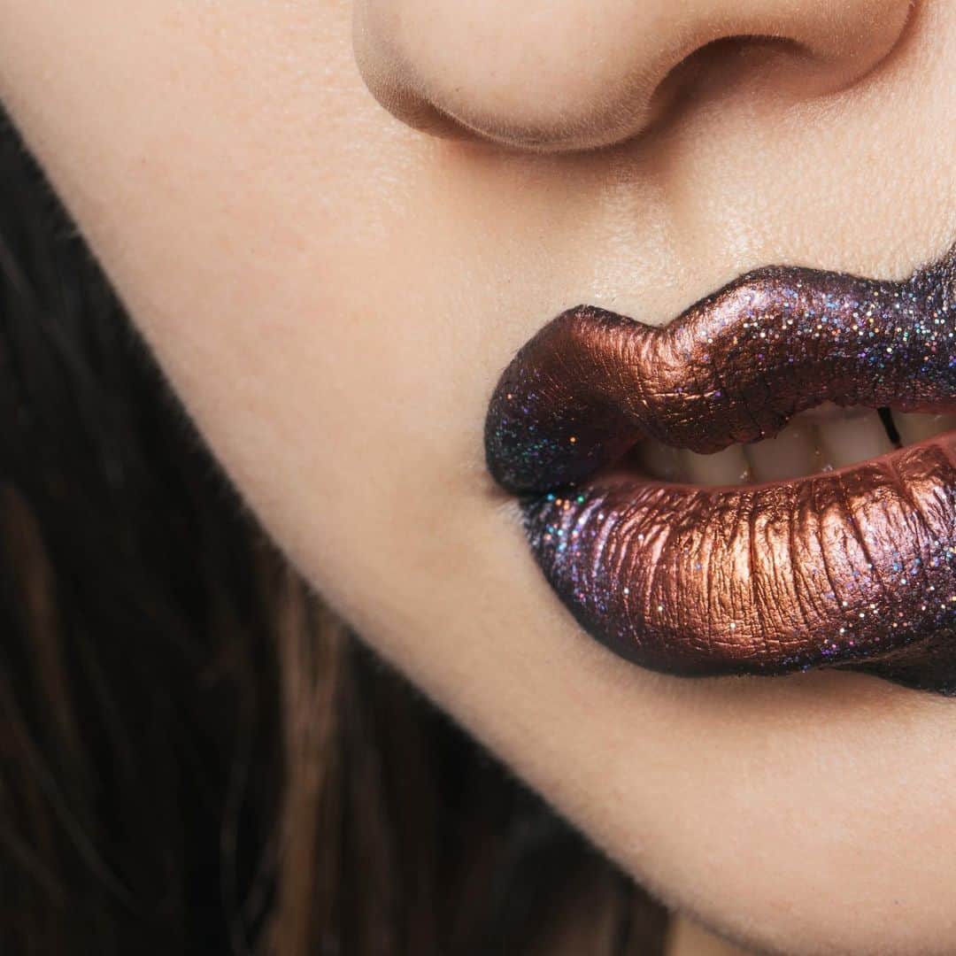 M∙A∙C Cosmetics Japanのインスタグラム：「ㅤ 秋のイベントといえばハロウィン🎃 M･A･C が提案するハロウィンメイク -LIP編- ダークドリームをテーマにしたリップは、黒をベースにコッパーのピグメントやラベンダーのグリッターを散りばめて完成💋 ㅤ ㅤ ↓↓使用メイン製品↓↓ [クロマグラフィック ペンシル]ブラック ブラック（表参道ヒルズ限定） [ピグメント]ヘリテージ ルージュ（表参道ヒルズ限定） [グリッター] 3D ラベンダー（表参道ヒルズ限定） [ピグメント]コッパー スパークル ㅤ ㅤ MAKEUP: M·A·C ARTIST HATSUO ARISAKA @macpro_tokyo  MODEL: M·A·C ARTIST HARUKA OGIWARA @mac_yokohamatakashimaya PHOTO: @takaki_iwata ㅤ #MACHalloween #MACハロウィン ㅤ ㅤ ㅤ ㅤ ㅤ #MACCosmeticsJapan #MACコスメ #MACCosmetics #コスメ #メイク #リップ #リップメイク #makeup #cosme #lip #lipmakeup #cosmetics #ハロウィン #ハロウィンメイク #ハロウィンパーティー #ハロウィン2019 #halloween #halloweenmakeupideas2019 #halloweenmakeup #halloweenparty #黒リップ #メイクアップ #メイク好き #メイク術 #ピグメント #ラメメイク」