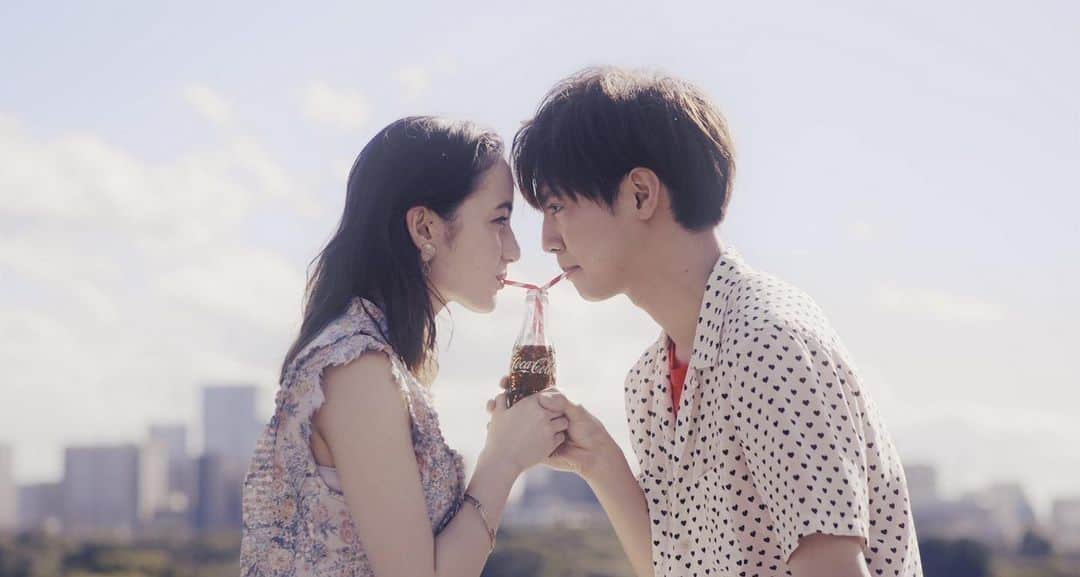 映画『午前0時、キスしに来てよ』のインスタグラム：「‪10/30 今日は… 初恋の日 💓‬﻿ ﻿ ‪にちなんで、映画の中で流れる綾瀬楓の爽やかな ﻿ ﻿ コカ･コーラCM📺の印象的なシーンをお届け⭐️‬﻿ ﻿ ‪みなさんの初恋はいつですか？👀❣️‬﻿ ﻿ #初恋の日 #初恋 #爽やか #コカコーラ #CM ﻿ #0キスの時間もコークでしょ 🥤﻿ ‪#0キス #午前0時キスしに来てよ ‬﻿ ‪#12月6日公開 #ゼロキス #映画0キス‬ ‪#綾瀬楓﻿ #片寄涼太 #GENERATIONS #ldh‬﻿ ‪#アヤカウィルソン‬」
