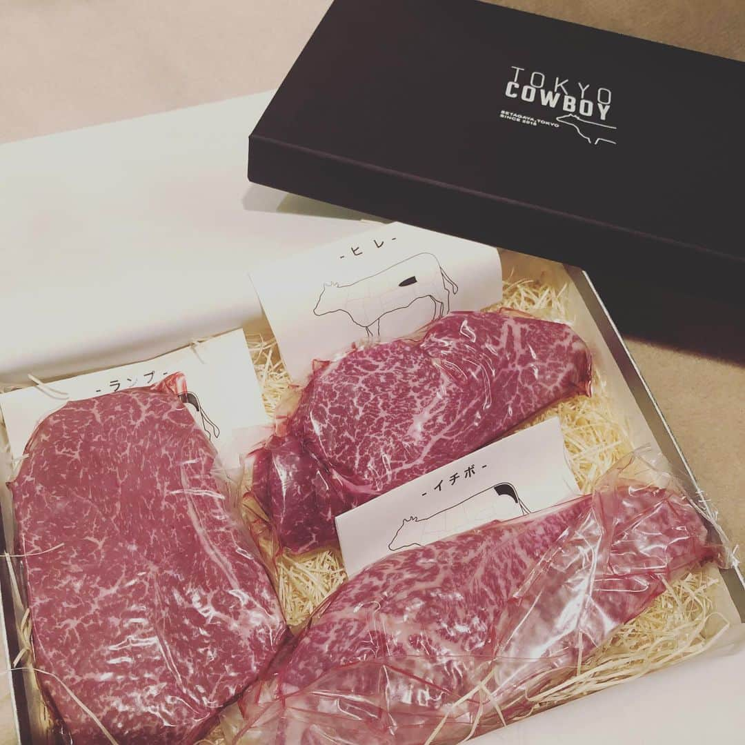 千秋さんのインスタグラム写真 - (千秋Instagram)「スタッフさん達からお誕生日に、大好物なTOKYOCOWBOYのお肉セットを頂きました🥩 やったあ😆 ありがとうございます。 最近、プレゼントにお肉を頂くことが多くなりました。  少しずつ周りにお肉好きが浸透しているようだ•••💕 &いいアイデアだから真似しようっと。  #千秋焼肉 #イチボ #ヒレ #ランプ #カルビさえあれば🥩 #高級肉」10月30日 12時10分 - chiaki77777