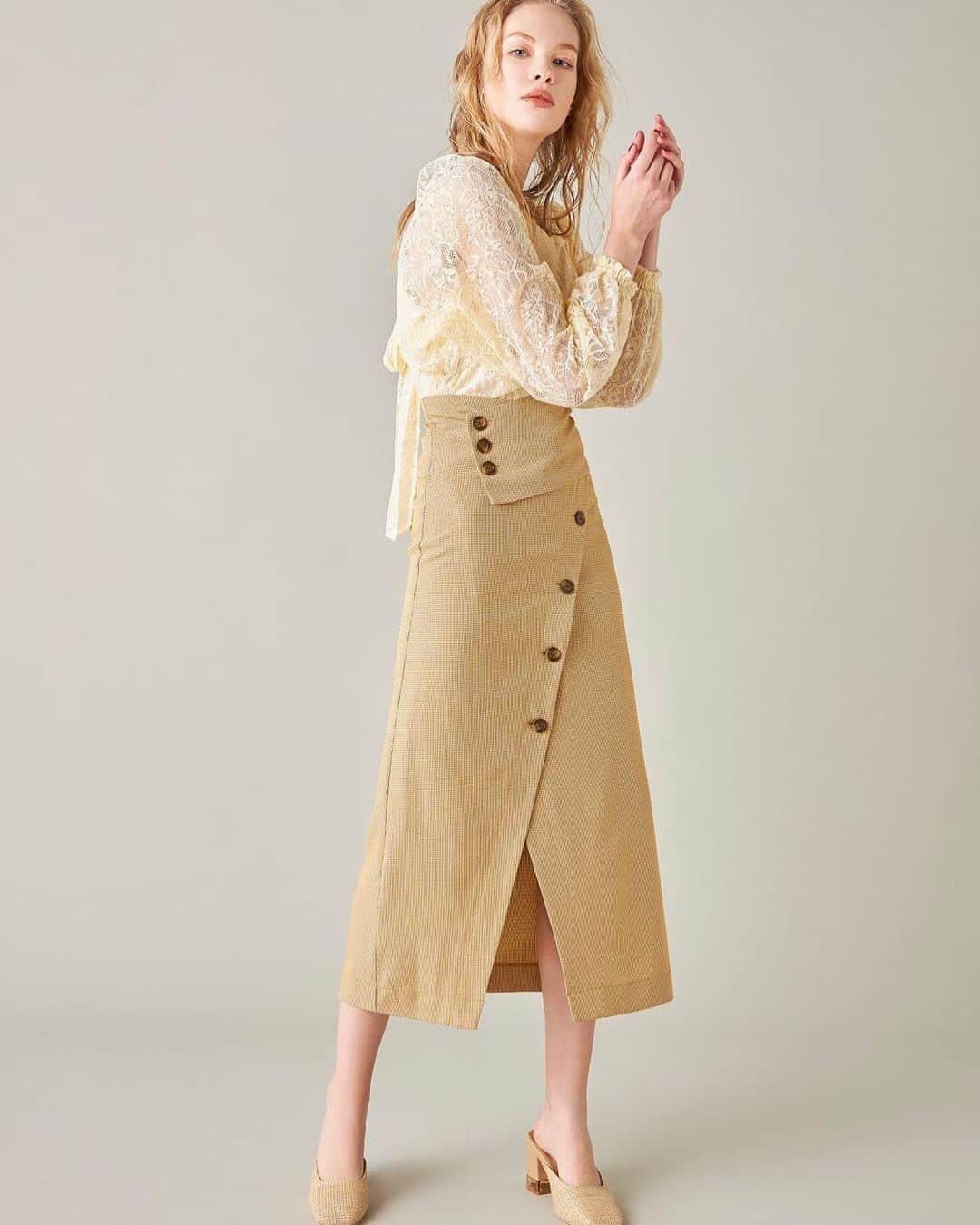 dazzlinさんのインスタグラム写真 - (dazzlinInstagram)「. . dazzlin 2020 spring collection . . ￣￣￣￣￣￣￣￣￣￣￣￣￣￣￣￣￣ . blouse:¥6,000+tax skirt:¥7,000+tax shoes:¥8,000+tax . . . #dazzlin」10月30日 12時03分 - dazzlin_official