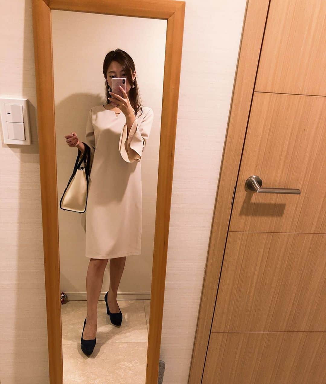 のインスタグラム：「このワンピースとってもお気に入り☺️💕 お袖のひらひらがとっても華やかに見せてくれるんです☺️💕 元々大人気のブラウスのワンピースver.なんですが人気なの分かる‼️ 1.5次会や食事会にも使えるし、とっても高見えします✨ ストンとしたＩラインなので、身体のラインを拾わず隠すとこ隠せちゃいます😘 胸元のバーもアクセントになってネッレスしなくてもいい👍 丈も長過ぎず短過ぎずな絶妙な丈感✨ ヘビロテしまぁす💓  明日まで（10/31(木)11:59まで）キャンペーンで『2buy 10%off』クーポンを配布中でした🎃✨ イベントシーズンが近いので、綺麗目ワンピースチェックしてみて下さい🥰💕 @FEERICHELU #feerichelu#feerichelu_style#pr #fashion #イベントコーデ #ワンピース」