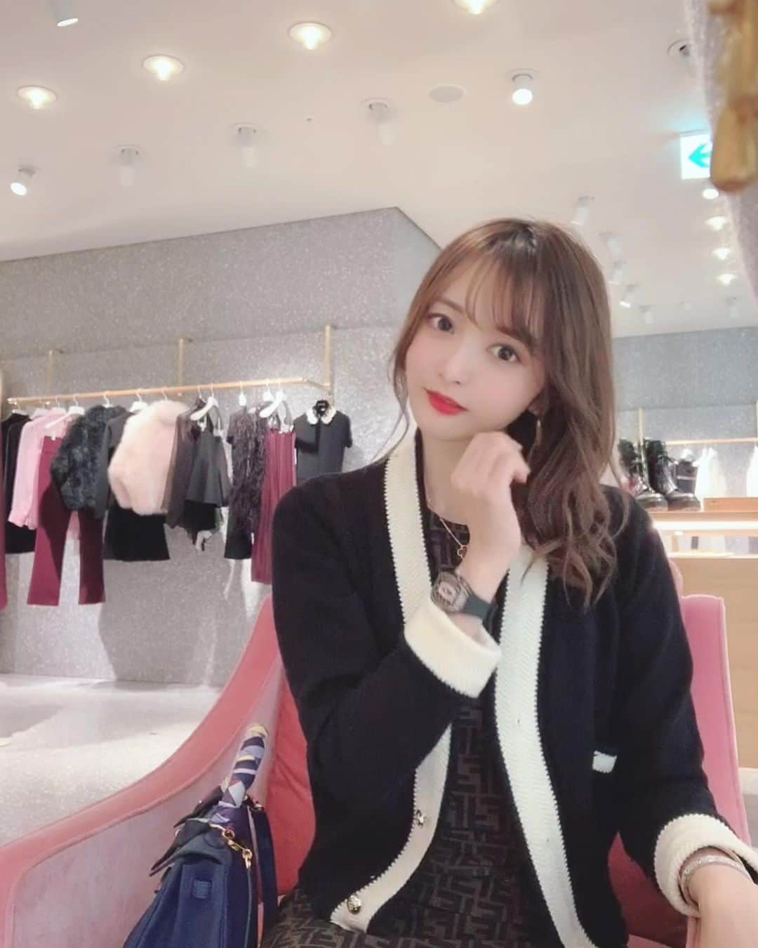 ゆうたむさんのインスタグラム写真 - (ゆうたむInstagram)「shopping🛍👗👢❤︎ . . . . 冬支度✨ コート探して歩き回ってる✨なかなか決められない🥺 迷うのも楽しいけど♪ . . お気に入りのカーディガン色違いも買っちゃった🥺(@envylook_japan )のだよ❤︎ . . . #髪伸びた　#envylook #envylook_japan  #韓国ファッション通販  #valentino #hermes #fendi #ショッピング　#shopping #vancleefarpels #richardmille #shoppingday #ginzasix #銀座」10月30日 12時19分 - yuutamu_non