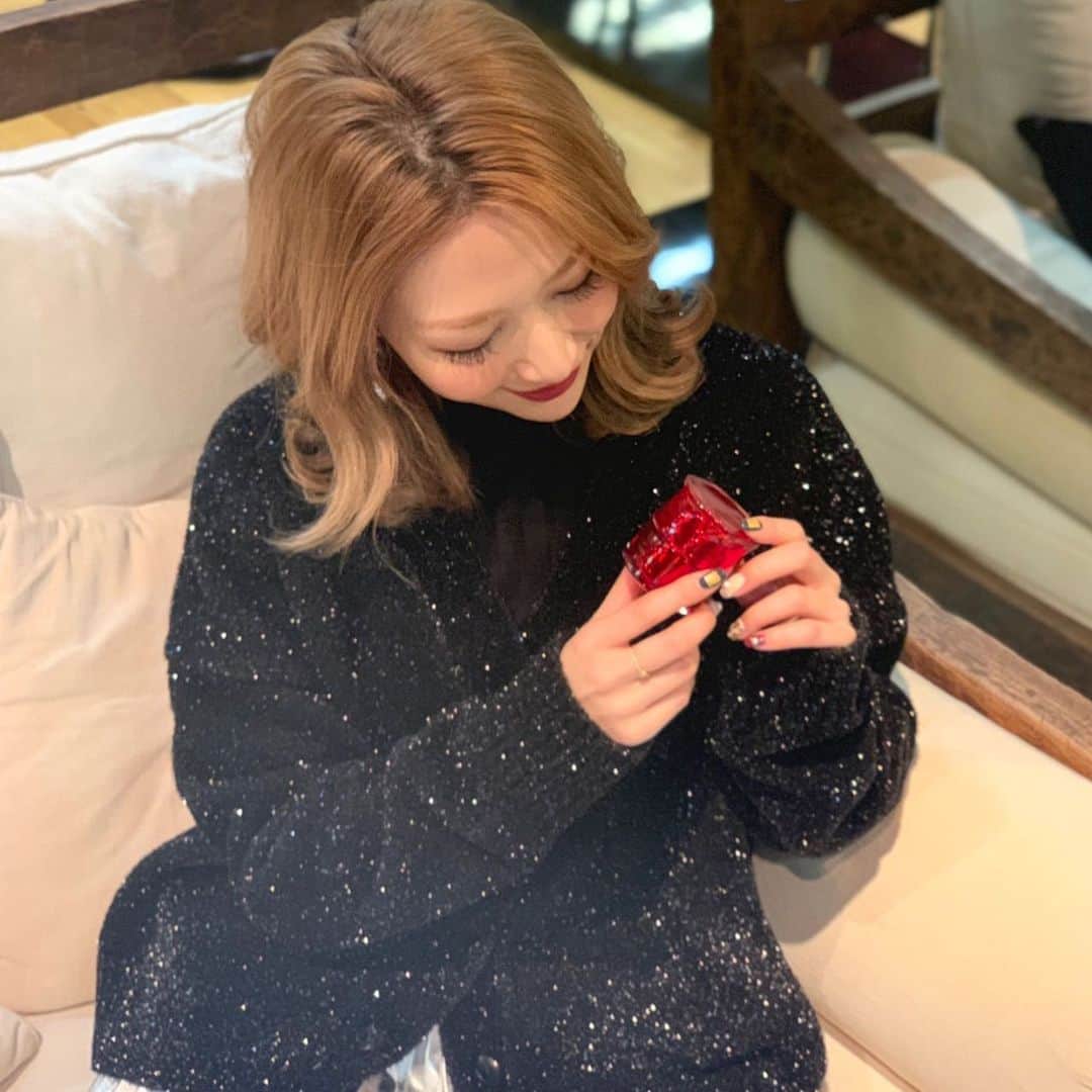 のインスタグラム：「これからの季節に欠かせないセラミド配合の ジェリー アクアリスタ愛用中♡  ジェリー状の先行美容液は洗顔後のお肌にぐんぐん浸透して密着してくれるから土台が整っていく感じ。ジェリー状のテクスチャーがぷるぷる気持ちがいい！  最強うるおい成分セラミドか世界最小で入っていてナノテクによる浸透がすごい。  肌の調子も良く、乾燥がきになるお肌も気にならなくなってきたり、血色の良さも感じられると嬉しい効果を感じています！  季節の変わり目だからこそ、念入りなケアは大切！乾燥知らずの潤い肌目指して引き続きケアを楽しみたい♡  #アスタリフト#アスタリフトジェリー#セラミド#先行美容液#保湿ケア#pr @astalift_japan#美容#スキンケア#beauty#beautygram#instabeauty #instagram #instagramjapan」