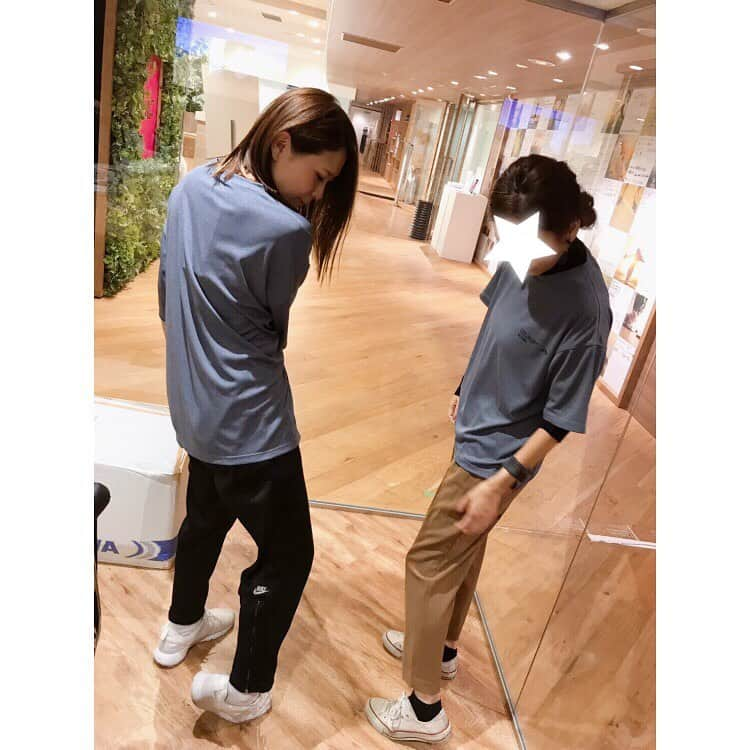 大谷朋子さんのインスタグラム写真 - (大谷朋子Instagram)「♡ * 昨日は寒過ぎて、裏起毛欲しました🥶♡ * サイドにブランドロゴラインが入った アクティブギアのスリーブロゴTシャツは、 ゆったり着心地が良くて、あったかくて、 最近のお気に入り❤︎ * 裏起毛の万能パーカーもあるので、 ぜひ店頭でチェックしてみてください♪ * 最近はというと、 @donki_jp × @finc_app  2020春夏の共同開発が進んでいます❤︎ * 男女ペアで着られるTシャツは、 シンプルで着心地がよくて、お揃いでトレーニング、 お出かけにもよさそう♡ * 梅雨の時期に欠かせないレインコートは、 ロング丈とショート丈の2サイズ！ 雨の日のお迎えや旅行にもぴったり❤︎ 使わないときはびっくりするほどコンパクトになるので、バッグに入れておきたいアイテム！ * 11月にはいよいよダウンコート、ベンチコートが 発売されます！！ これずっと楽しみにしていたので待ち遠しいな◡̈♪ * <ACTIVEGEAR公式サイト> https://activegear-japan.com/ <ACTIVEGEAR公式Twitter> https://twitter.com/ACTIVEGEAR_dq * * @chii158cm @anna97114 @yuria_life  #アクティブギア #ACTIVEGEAR #ドンキ #ドンキホーテ #FiNC #FiNCアンバサダー #アクティブギアFiNCアンバサダー #トレーニングウェア」10月30日 12時13分 - tomoko_ohtani