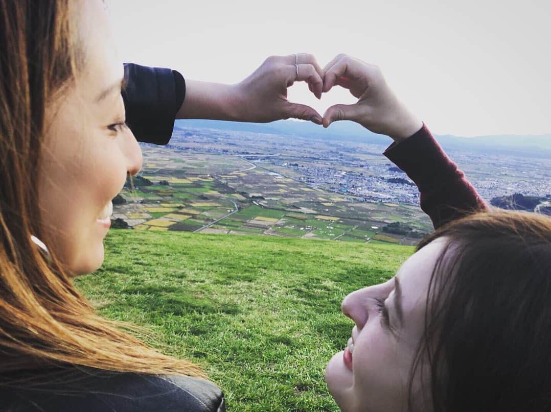 藤崎ミシェルのインスタグラム：「写真が山ほどありすぎて全部載せれんw 今回山形県の南陽市で、とある番組の撮影で約1週間ほど泊まりロケでした、スタッフさん私達含め、ほとんど寝不足の日も当たり前な中、みんな向いてる方向は一緒でした。感じたことや、気付いた真実を映し出し、世界中の人たちに、知ってもらえたら、私達の努力は何一つ無駄な事なんて無かった。そう胸張って言えます。 このロケ行く前は自分の立ち位置が分からなくて、不安で仕方がありませんでした。 私に何ができるんだろうって。 けれど、りょうこと話してみると共通する事ばかりでした。わたしは幼少時代いじめられたとか人の目線が怖かった時もあったと同時にりょうこも車椅子になって人の目線が苦しい時期もあったり環境がちがうのに不思議なくらい。死ぬほど笑う事も久しぶりでした。一緒にお風呂入ったりりょうこが車椅子な事すっかり忘れてたりして、りょうこの強さと底抜けの明るさがわたしをいつも支えてくれました。。。ありがとう。 このロケは映画「最強の2人」のような誰が上とか下とか、普通とか普通じゃないとか、そんな壁を取り外してみんな空のように一つに繋がろうよ。 そんな風に感じてもらえると信じてます。 今年中には全国で見れます。たのしみに待っててください。」