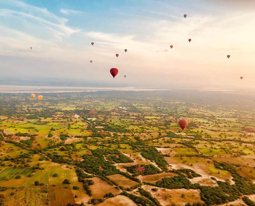 佐々木真奈美のインスタグラム：「An absolute dream🎈 The most breathtaking sunrise I’ve ever seen. #bagan #hotairballon #hotairballons #bagan #myanmar #sunrise #バガン #ミャンマー #ミャンマー旅行 #気球 #朝日 #朝焼け」