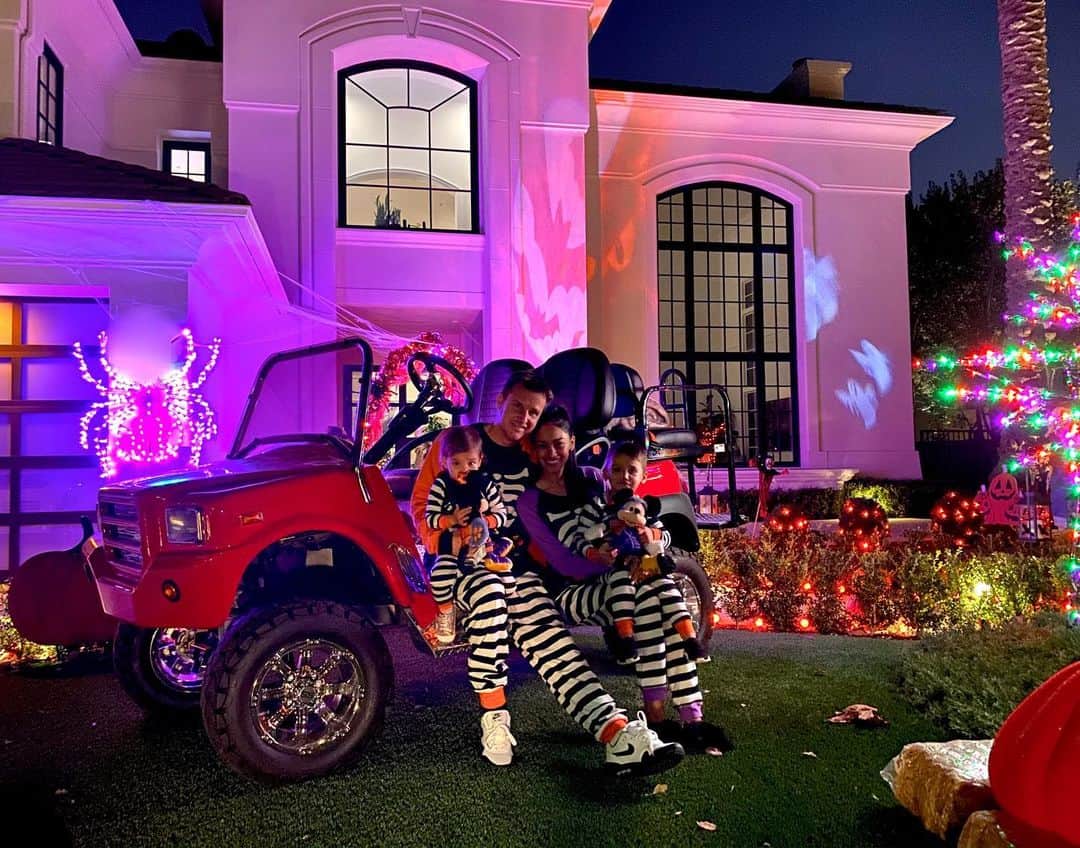ロブ・ディアデックのインスタグラム：「Our neighborhood goes hard for Halloween and @bryianadyrdek wanted to do something special for the kids ahead of Halloween night. Matching PJ’s and an evening ride to see all the lights on display before the neighborhood is overrun with trick-or-treaters. It’s officially our new Halloween tradition 🎃🎃👻👻」