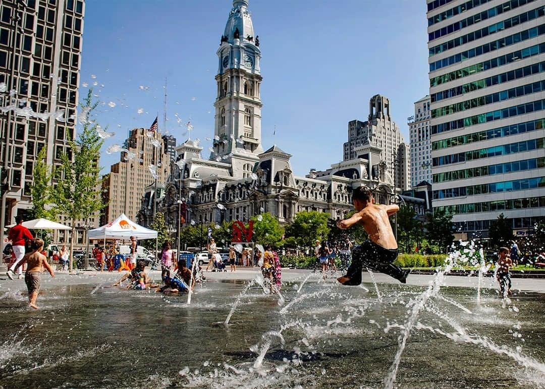 National Geographic Travelさんのインスタグラム写真 - (National Geographic TravelInstagram)「Photo by @dina_litovsky | On a hot summer day, kids cool off in a fountain at Love Park in Philadelphia. A feature on this colorful and vibrant city will be published in National Geographic Traveler’s December issue. For more images, follow me @dina_litovsky.」10月30日 13時10分 - natgeotravel
