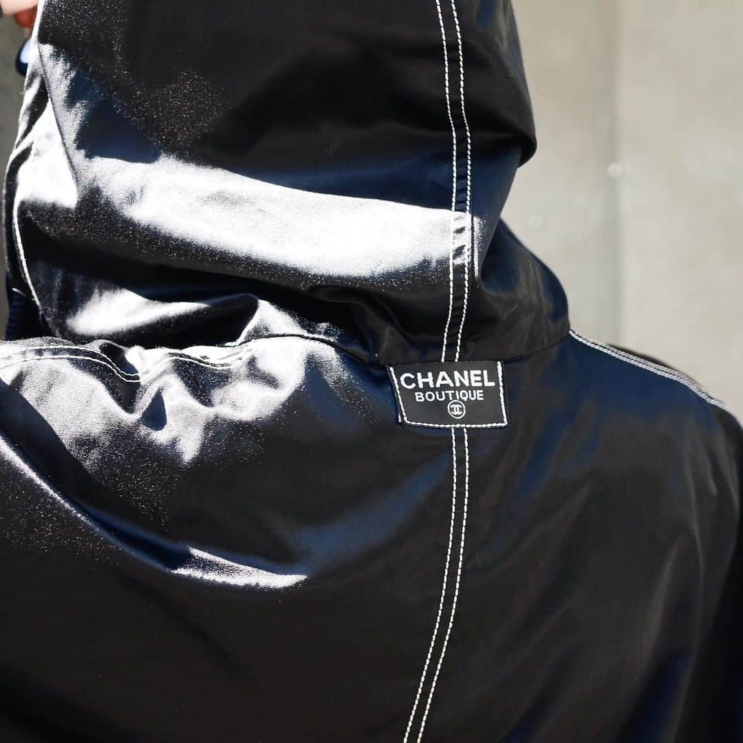 Vintage Brand Boutique AMOREさんのインスタグラム写真 - (Vintage Brand Boutique AMOREInstagram)「Sold out!! Vintage Chanel cotton blend windbreaker jacket with hood. No size description ▶︎Free Shipping Worldwide✈️ ≫≫≫ DM for more information 📩 info@amorevintagetokyo.com #AMOREvintage #AMORETOKYO #tokyo #Omotesando #Aoyama #harajuku #vintage #vintageshop #ヴィンテージ #ヴィンテージショップ #アモーレ #アモーレトーキョー #表参道 #青山 #原宿#東京 #chanel #chanelvintage #vintagechanel #ヴィンテージ #シャネル #ヴィンテージシャネル #amorewardrobe #アモーレワードローブ」10月30日 13時11分 - amore_tokyo