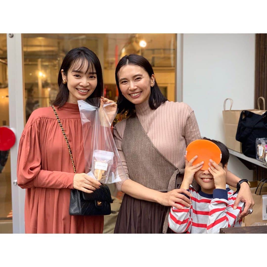 のインスタグラム：「🥜 先日行われた @otomonuts のPOP-UPに行ってきたよ♪ ギリギリに行ったから、あと2種類買えず😭残念 久々に息子君たちにも会えて楽しかったな♪ 開催されてたサロンの @epohair も素敵すぎて・・・ 今度またゆっくりとお邪魔しようと思います♪ #popup #otomonuts #薬膳ナッツ →@otomonuts #salon #Epo #hairstudio →@epohair #Japan #Tokyo #akephoto #model #satorujapan #akemigondo #モデル #サトルジャパン #権藤朱実 →@satorujapan_official @akemigondo ☑︎プロフィールのリンクにてblog更新中！！ My blog『ake photo』 →http://ameblo.jp/akemi-gondo/ @aki._.tomo 完売おめでとね♡ 相変わらず美味しいotomonuts♪次回も楽しみだ♪」