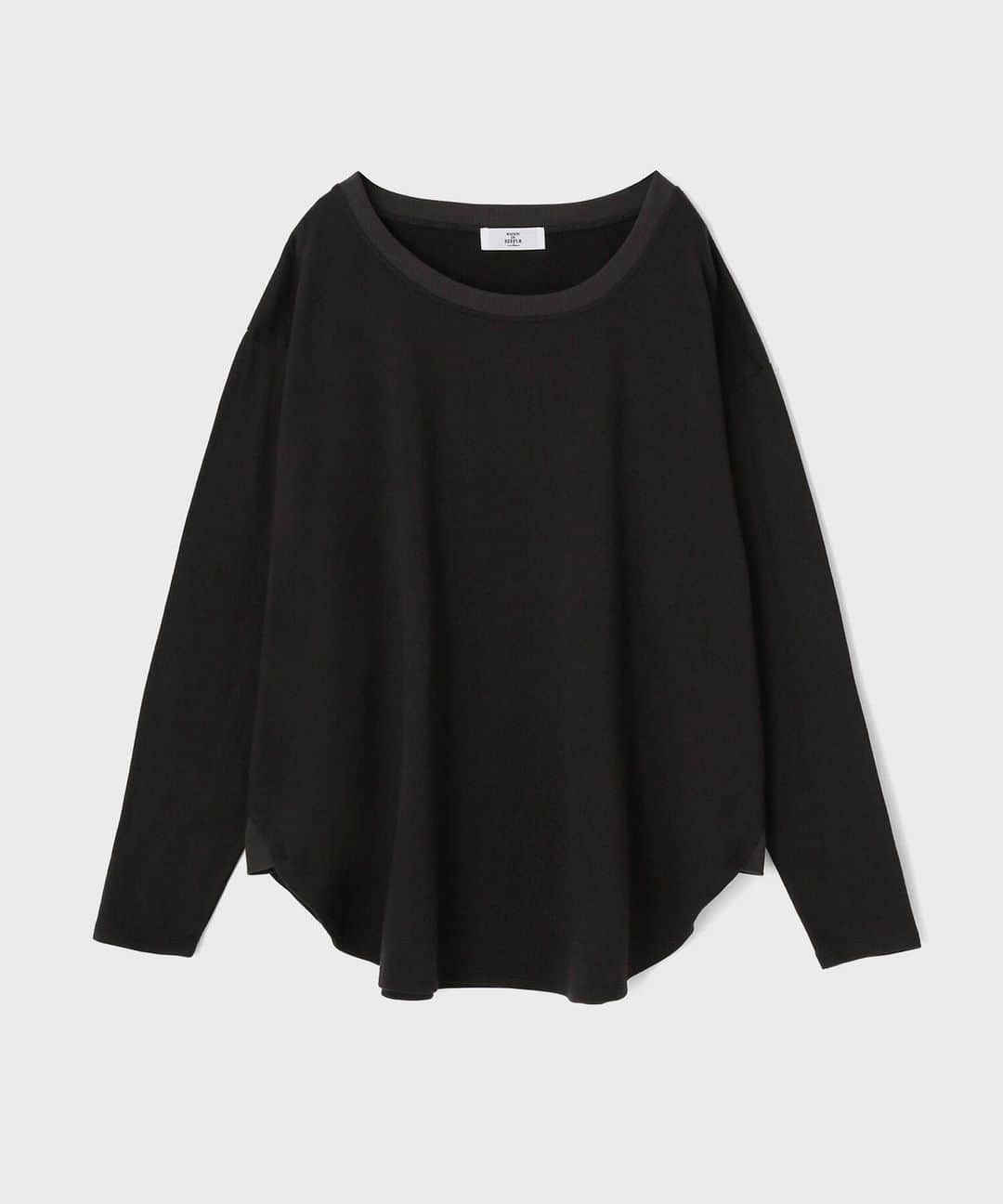 MAISON DE REEFURのインスタグラム：「. ◼️Sweat Shirts / @maisondereefur . ゆったりとしたサイズ感できれいなシルエットを実現したスウェットTシャツ。 . 大きめの⾝幅とヒップの隠れる⻑い着丈でゆったりとさせながら、ネックは広くとって鎖骨の⾒える⼥性らしいカッティングに仕上げています。ルームウェアに見えないようディテールまで計算されたベーシックアイテムは、シーズンを問わず活躍します。 . ［ 展開店舗 ］ ルミネエスト新宿店・博多店・OFFICIAL WEB SHOP・ZOZOTOWN . #maisondereefur #sweat #winter #2019aw #メゾンドリーファー #スウェット」