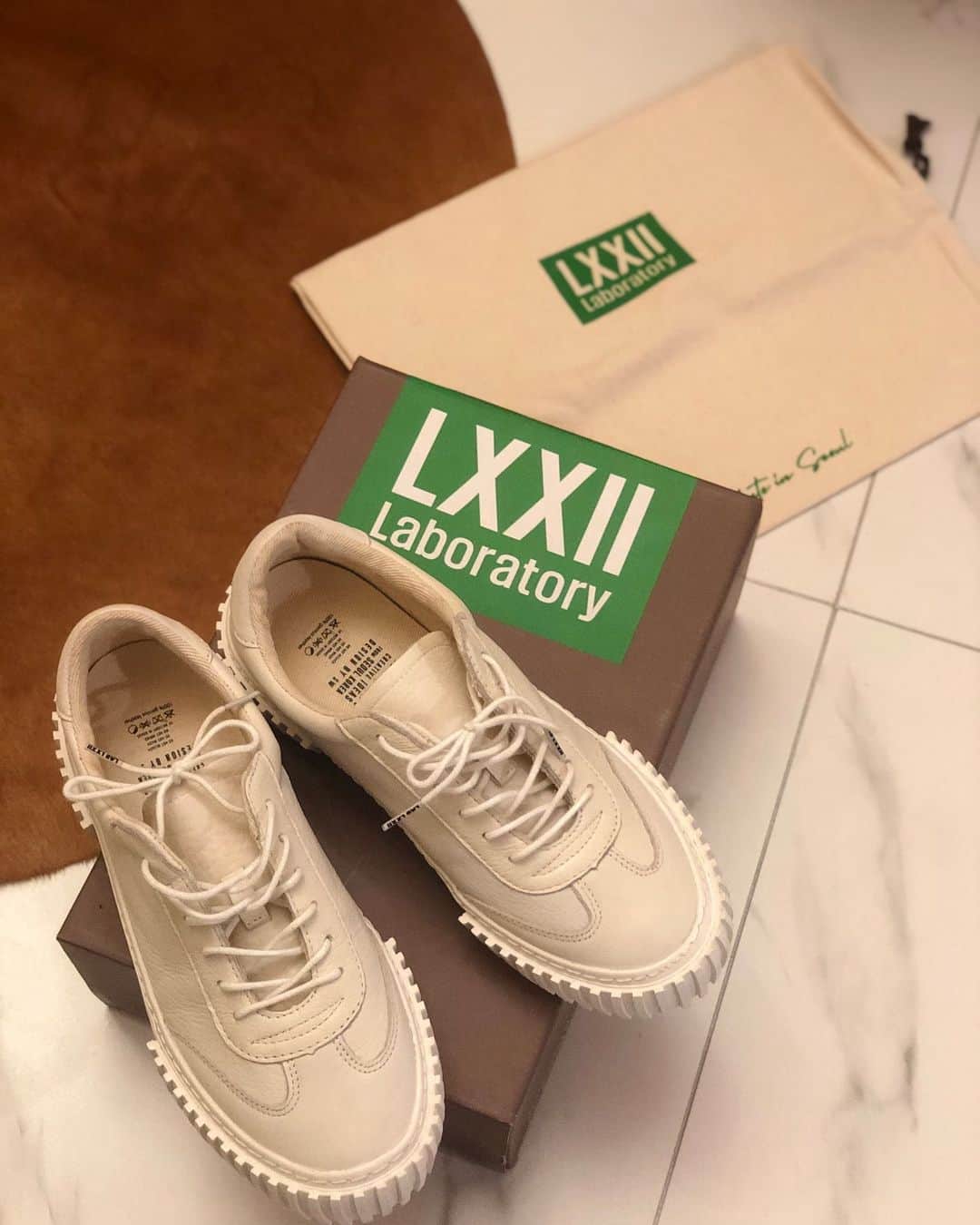 のインスタグラム：「날씨도 가을가을하고 새신을 신고 어디를 가볼까나?? Thank you @jooheejae_official  #lap72#랩칠이」