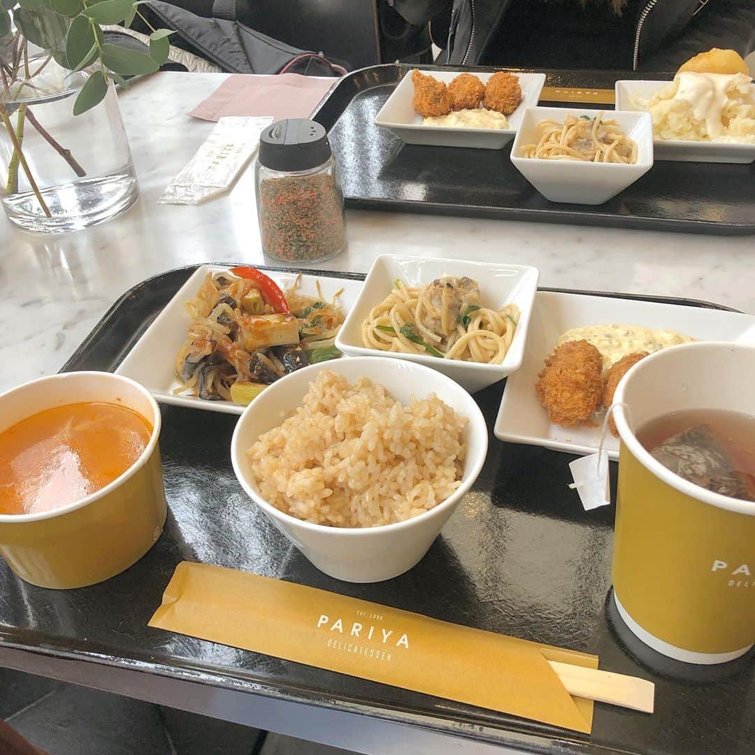 末井櫻子のインスタグラム：「． ． 広島人だからたまに無性にカキフライを食べたくなる🤫 ． ここのカキフライは絶品だった。 自分でおかずを選べるんだけど、どれも美味しくて関西にあったら絶対通ってる🤤🤤 ． ． ． #pariya #pariyadelicatessen #pariya青山  #青山カフェ #青山ランチ #おしゃカフェ  #カキフライ #広島人」