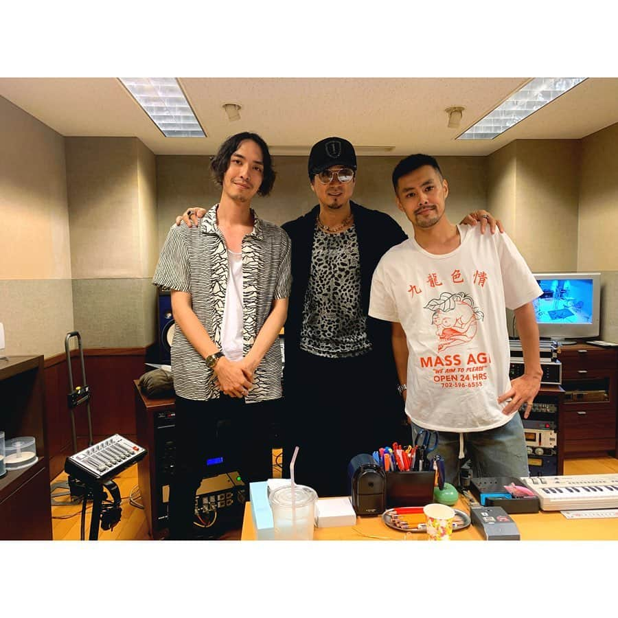 DirtyOrangeさんのインスタグラム写真 - (DirtyOrangeInstagram)「どついたれ本舗「あゝオオサカdreamin’night」 2019年10月30日（水）発売 . M4.「FACES」／天谷奴零（CV.黒田崇矢） . アモンさんと制作させていただきました！ . 龍が如くの桐生一馬の声優さんでもある黒田崇矢さんとお仕事出来るとは夢にも思ってませんでした…！ 普通にお話していてもずっと桐生一馬だし、とても良い人だし、龍が如く大好きなので感無量😭 . 曲もいい意味で他の曲とは違う感じで、今後重要なキャラクターにもなってくるので是非是非宜しくお願いします🙏🔥 . . #どついたれ本舗  #ヒプノシスマイク #hypnosismic #faces #天谷奴零 #黒田崇矢 #龍が如く #桐生一馬」10月30日 13時26分 - dirty_orange25