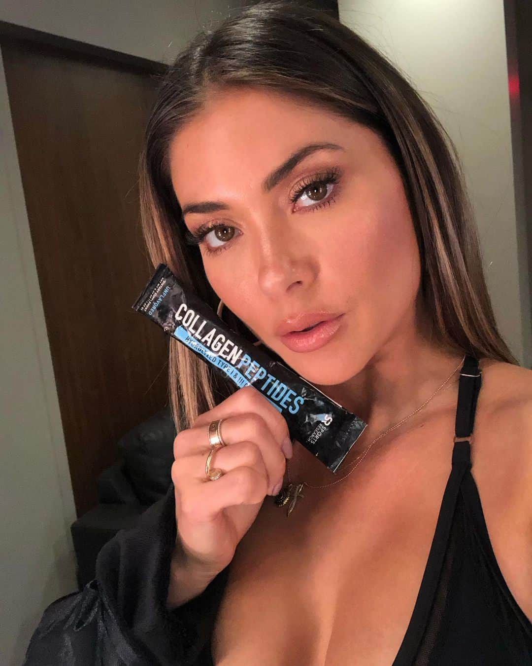 アリアニー・セレステさんのインスタグラム写真 - (アリアニー・セレステInstagram)「Thankful for my @sportsresearch collagen to go packs! Perfect for traveling and keeping my skin glowing on the go! #sportsresearch #collagen #beautytip #ad」10月30日 13時33分 - ariannyceleste