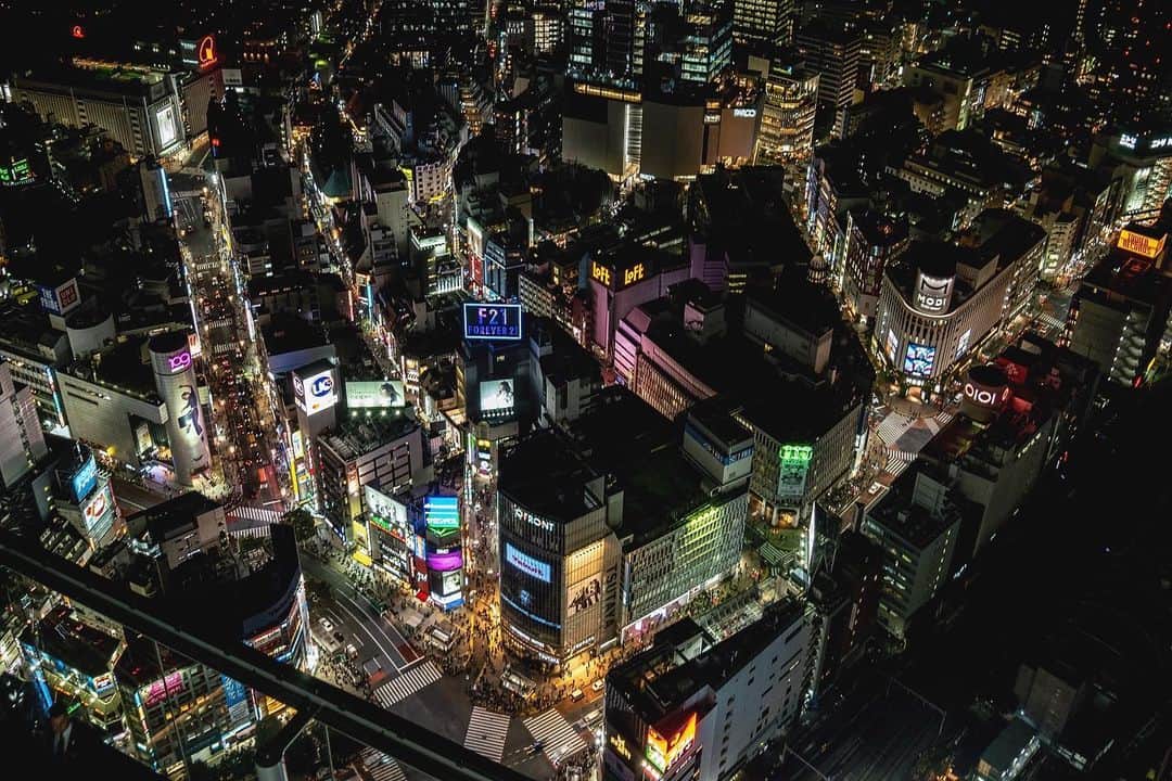 田村幸士のインスタグラム：「3 swipes on movie➡️🎥 Awesome view! . The latest photo spot in Shibuya. . Excellent openness and 360°view.  Come here if you come to Tokyo. .  Opening on November 1👍 . . #shibuyasky #shibuyascramblesquare」