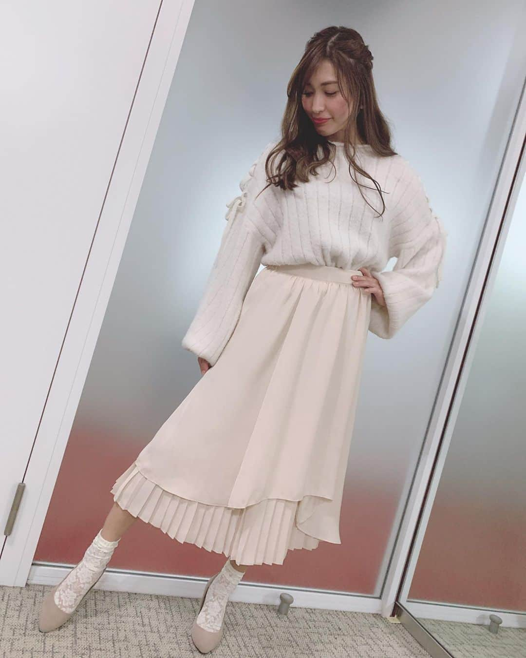 大島麻衣さんのインスタグラム写真 - (大島麻衣Instagram)「tops: @eatme_japan  skirt: @majesticlegon_official  #韓流ザップ #衣装 #styling #whitecoordinate」10月30日 13時54分 - maioshima911