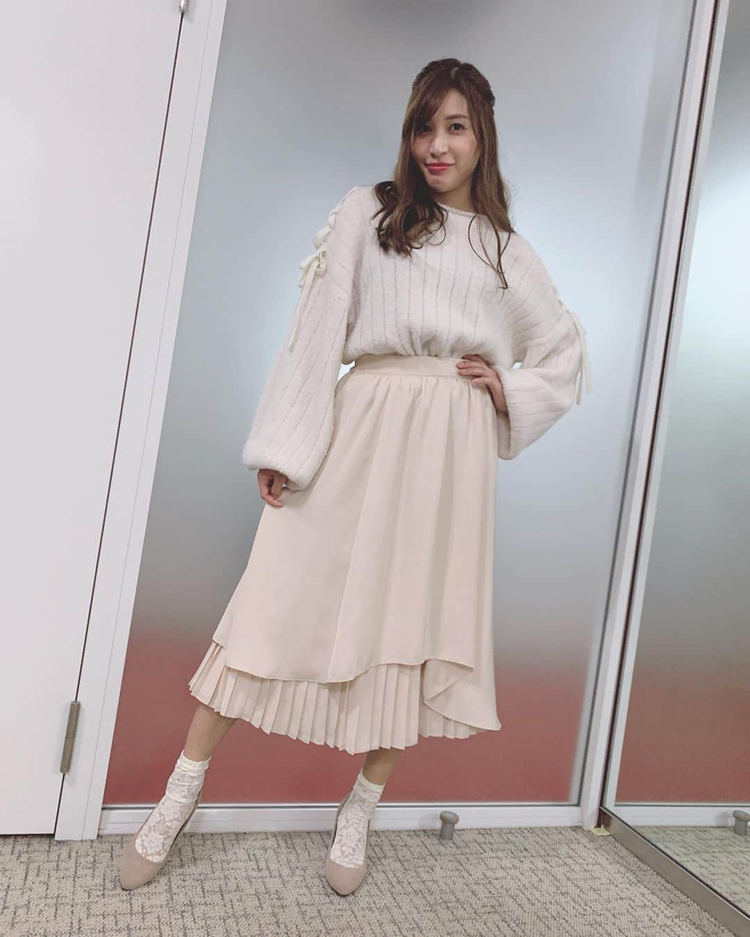 大島麻衣さんのインスタグラム写真 - (大島麻衣Instagram)「tops: @eatme_japan  skirt: @majesticlegon_official  #韓流ザップ #衣装 #styling #whitecoordinate」10月30日 13時54分 - maioshima911