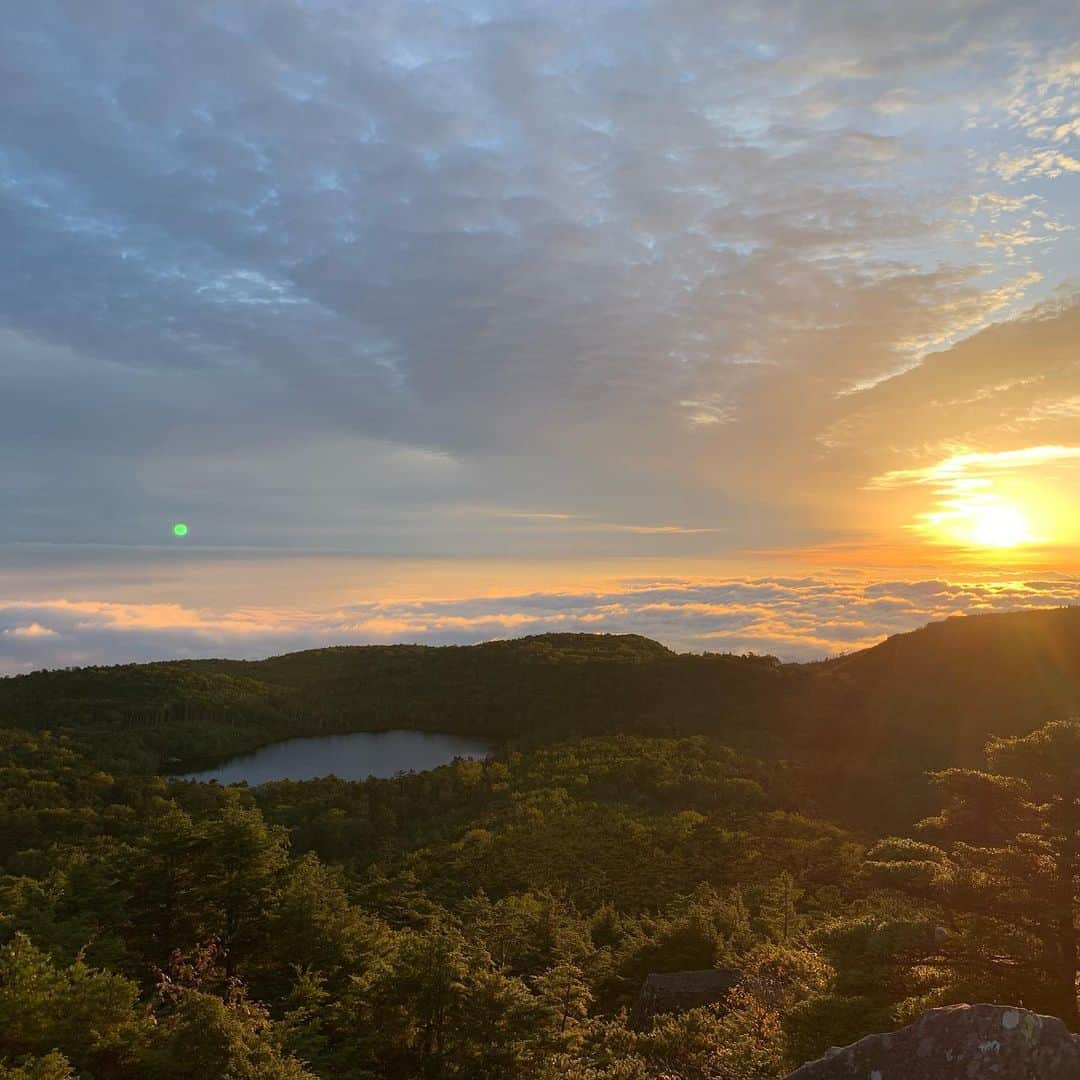 田中幸さんのインスタグラム写真 - (田中幸Instagram)「ころころ変わる環境に合わせて 数日間の山旅も快適に過ごせる  着るものが 山を楽しませてくれるって最高  軽さ、快適な動きやすさ 温かさ、強風にも負けない 夏山も冬山も一年中活躍する アウトドアウェア🤘 ▷メンズ着用　竹尾雄宇 169cm Mサイズ @bambootail_backcountry ▷レディース着用  田中幸 162cm Mサイズ @sachitanaka  @marmot @marmot_japan #marmot #マーモット #アウトドアウェア #KEENAMBASSADOR #KEENJAPAN #KEEN #アウトドア #アウトドア女子 #山ガールファッション #山ガール #登山 #登山女子 #コーデ」10月30日 13時57分 - sachitanaka