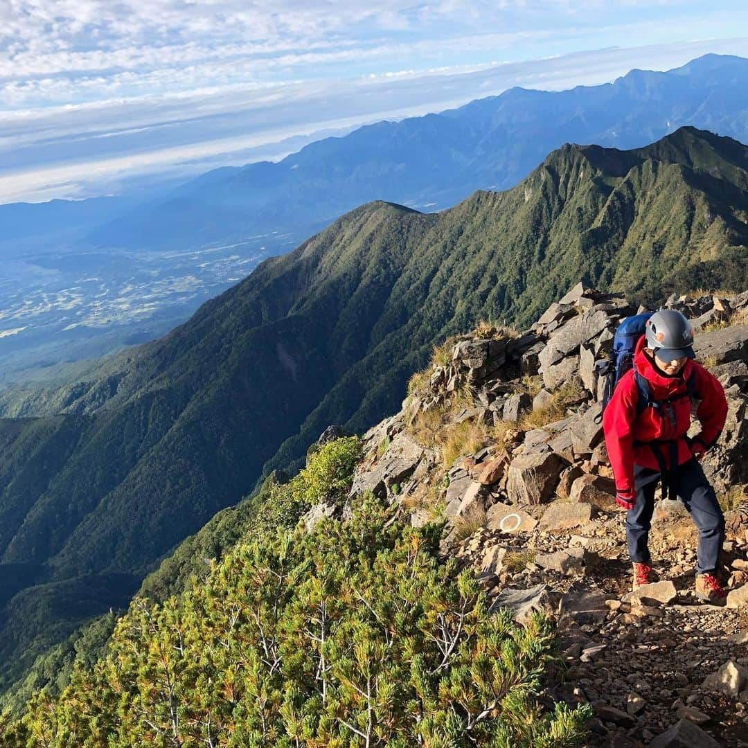 田中幸さんのインスタグラム写真 - (田中幸Instagram)「ころころ変わる環境に合わせて 数日間の山旅も快適に過ごせる  着るものが 山を楽しませてくれるって最高  軽さ、快適な動きやすさ 温かさ、強風にも負けない 夏山も冬山も一年中活躍する アウトドアウェア🤘 ▷メンズ着用　竹尾雄宇 169cm Mサイズ @bambootail_backcountry ▷レディース着用  田中幸 162cm Mサイズ @sachitanaka  @marmot @marmot_japan #marmot #マーモット #アウトドアウェア #KEENAMBASSADOR #KEENJAPAN #KEEN #アウトドア #アウトドア女子 #山ガールファッション #山ガール #登山 #登山女子 #コーデ」10月30日 13時57分 - sachitanaka