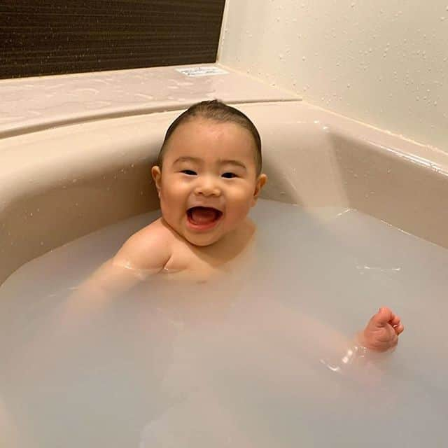 ままのてさんのインスタグラム写真 - (ままのてInstagram)「.⠀ 【🛁わーい！気持ちいよ〜😆✨】⠀ .⠀ .⠀ #ままのて⠀ .⠀ あったかいお風呂はサイコーですよね😉⠀ とっても良い笑顔💕⠀ .⠀ #おふろ⠀ #ごきげん⠀ ⠀ .⠀ .⠀ @sousan_smile様の投稿です。⠀ 素敵なお写真ありがとうございました💝⠀ .⠀ .⠀ 〈mamanote_officialのオリジナルキャンペーンへ参加しよう♡〉⠀ .⠀ お子様のかわいい動画、写真 ▶︎【 #ままのて 】.⠀ @mamanote_official をフォローして、 投稿する動画や写真に合ったオリジナルハッシュタグをできるだけ多くつけて、インスタグラムにアップしてみましょう！⠀ .⠀ .⠀ 毎日、担当者が投稿をチェックして、素敵な写真と動画をピックアップして、公式アカウントで紹介します❤️⠀ .⠀ そして！！毎月、ハッシュタグごとに、@mamanote_official がピックアップした写真の中で1番｢いいね｣の多い方に、アマゾンギフト券3000円分プレゼント！当選者にはDMを送らせていただきます♡.⠀ .⠀ また、動画や写真は、ままのてのFacebook、 またはウェブサイト 「ままのて」内の記事で紹介させていただきます🙌.⠀ .⠀ .⠀ #ベビーフォト#赤ちゃんのいる生活#キッズモデル#モニター#ベビーモデル#新米ママ#成長記録#子育て#育児ママカメラ#スマイル育児#こどもと暮らす#子育て記録#育児記録#ひよこクラブ#子育てグラム#ママさんと繋がりたい#ig_oyabakabu #ベビスタグラム#ママ友募集#コドモダカラ#followme#親バカ部#関東ママ#女の子baby#女の子ベビー#たまひよ」10月30日 14時00分 - mamanote_official