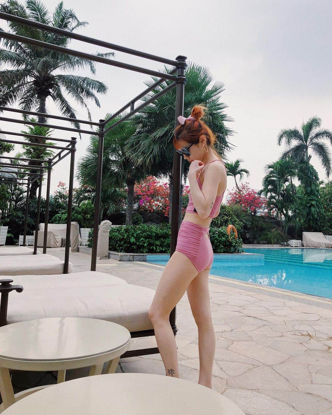 瀬戸あゆみさんのインスタグラム写真 - (瀬戸あゆみInstagram)「🍉🌺🌴 ジャカルタでしたかったこと。 プールサイドでPC開いてお仕事。  できたー👙！ #ayumi_journey #jakarta」10月30日 14時12分 - setoayumi