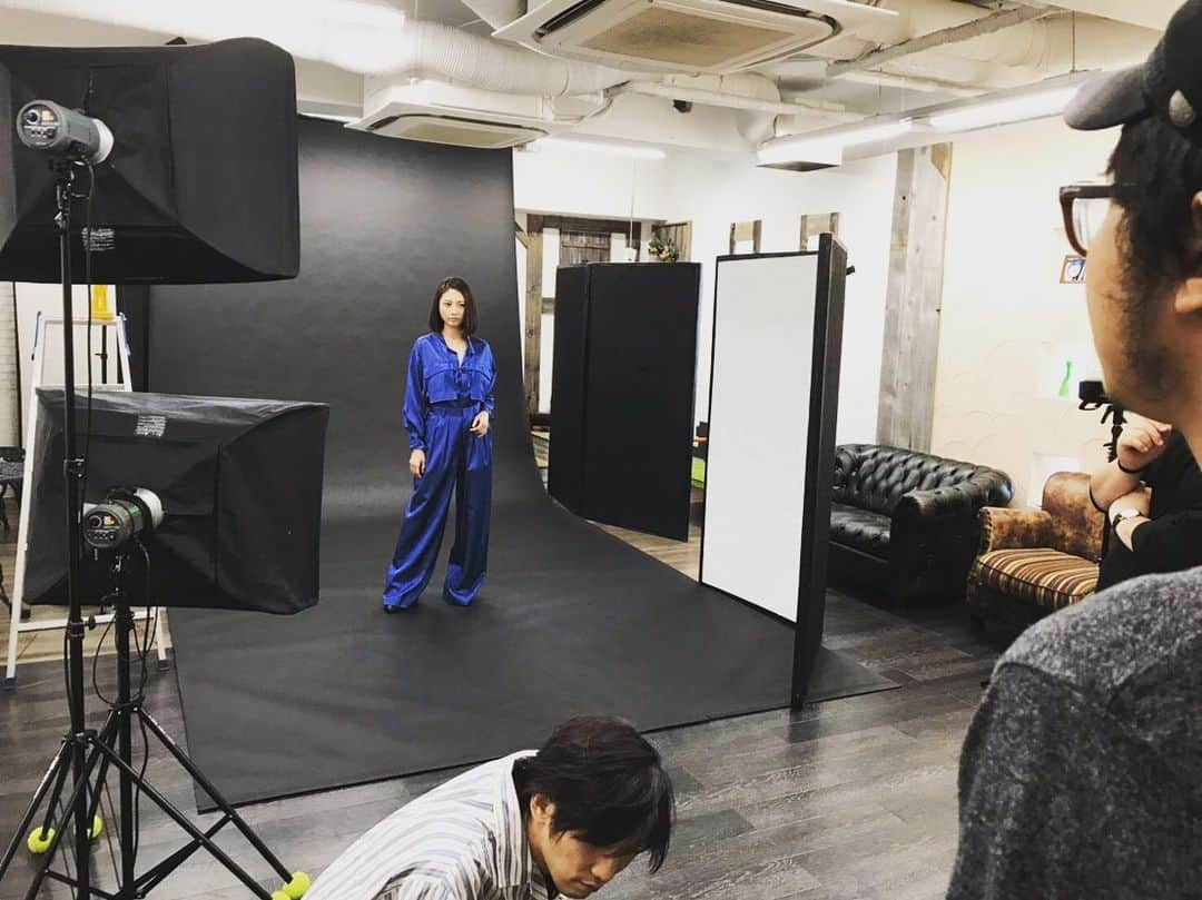 福田ゆみさんのインスタグラム写真 - (福田ゆみInstagram)「次の舞台のビジュアル撮影でした。仕上がりが楽しみです。何故か1枚だけ重文さんが入ってきてくれました。笑。 ではでは、本日もシブゲキでお待ちしてます。19 時開演 バンビショー。  次回出演作品 ↓ 福澤重文・宮下貴浩×劇作家 第三回公演 『とても親密な見知らぬ人』 ◆作・演出 水野美紀  2019年11月27日(水)～12月4日(水) [タイムテーブル] * 11/27(水) 19:00 * 11/28(木) 19:00 * 11/29(金) 19:00 * 11/30(土) 13:00 / 18:00 * 12/01 (日) 12:00 / 17:00 * 12/02 (月) 19:00 * 12/03 (火) 14:00 / 19:00 * 12/04 (水) 16:00  キャスト 福澤重文　宮下貴浩　原田佳奈　太田将熙　佐藤日向　福田ゆみ　青木一馬(TOKYO流星群)  オザワミツグ　あいだあい　安達健太郎 本間剛  劇場：シアターモリエール ◆チケットご予約 [福田ゆみ扱い] https://www.quartet-online.net/ticket/hukumiya3?m=0obifig ◆公式HP pfh-ent.net/gekisaka3  良席よりご案内となりますのでご予約お待ちしております！ 　#バンビショー  #舞台 #とても親密な見知らぬ人　#シアターモリエール  #水野美紀  #福田ゆみ・」10月30日 14時07分 - yumifukuda0511