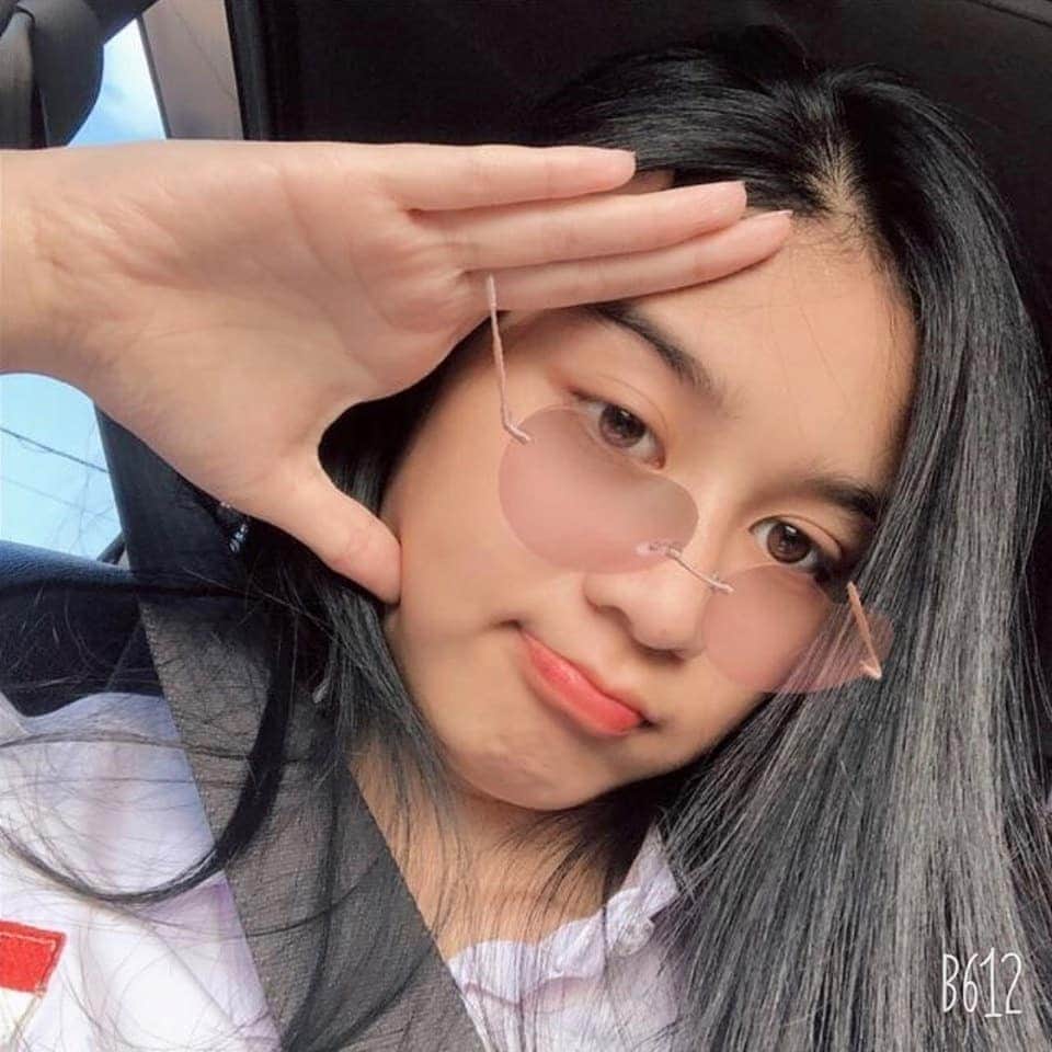 B612のインスタグラム：「Spending sweet days with my special sunglasses😍 ⠀ Credits to- @alinnfziah」