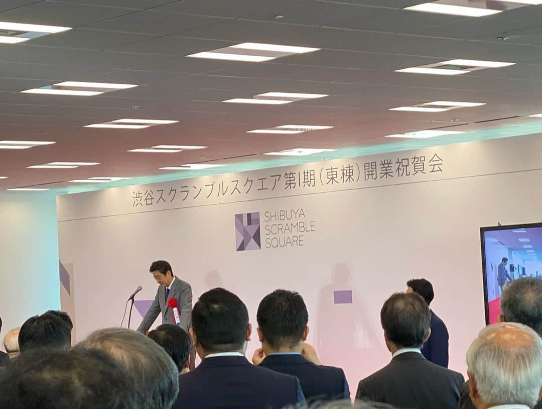 谷正人のインスタグラム：「本日は渋谷スクランブルスクエアの祝賀会でした。 安倍首相や小池都知事も招かれ、まさに東京中が注目する渋谷駅真上のビルがいよいよ、11月1日オープンです！我々も7FにUNITEDTOKYOとPUBLIC TOKYOを2店舗オープンいたします。47階の屋上は圧巻でした。 #安倍首相　#小池都知事 #渋谷スクランブルスクエア #unitedtokyo #publictokyo」