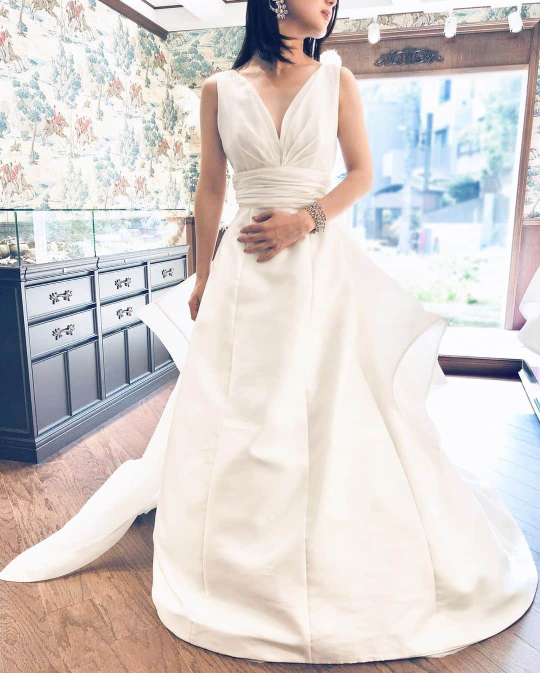 Dresses (ドレッシーズ)さんのインスタグラム写真 - (Dresses (ドレッシーズ)Instagram)「#アントニオリーヴァ で叶える大人エレガントwedding✨ *⠀ コーディネートのポイントや詳細は @dresses_weddingdressホーム画面URLへ。⠀ ドレスレンタル30％OFF！期間限定です！！ 詳細はDMにてお問い合わせください💌 ----------------------------------------⠀ ウェディングドレス:03-6743 イヤリング:07-8817 ドレスブランド: @antoniorivamilano ⠀ *⠀ こちらのドレスは @juno_weddingdress のドレスです。⠀ -----------------------------------------⠀ <お問い合わせ>⠀ 💌@dresses_weddingdress へDM⠀ 📞 0120-791-249⠀ ご試着予約やレンタル価格など、お気軽にお問い合わせください。⠀ その他の @antoniorivamilano のドレスは #antonioriva_dresses よりご覧いただけます。⠀ *⠀ 素敵だと思ったら、写真をダブルタップ✨⠀ *⠀ #ドレッシーズ#ウェディングドレス#アントニオリーヴァ#junowedding #junodress#大人ドレス #大人婚 #ミカドドレス#スタイリッシュドレス#みんなのウェディング#福岡花嫁#関東花嫁#福岡プレ花嫁#運命のドレス#ドレス試着#ドレス試着レポ#ドレス迷子#antoniorivabride#プレ花嫁と繋がりたい#全国の花嫁さんと繋がりたい#2020夏婚#2020春婚#エレガントドレス」10月30日 14時15分 - dresses_weddings