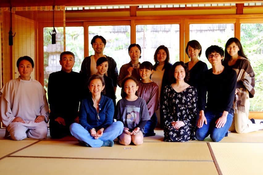 青山有紀さんのインスタグラム写真 - (青山有紀Instagram)「愛する #源鳳院 さんにて、田村愛さん @mirror_ai_tamura による瞑想の会が開かれました🧘‍♀️ 愛さんに導かれる瞑想は内なる自分と自然に繋がれて学びも多く、とってもあたたかく気持ちが良かった✨わたしがいま一番興味のある量子のお話もたくさんしてくださいました。 瞑想のあとはナツメわらびもち（オーガニックなつめパウダー、和三盆、丹波黒豆きな粉使用）を作らせていただき、ティーカンパニーさんの美味しい無農薬茶と合わせてわいわい楽しい時間✨ ご一緒させていただいたみなさま、ありがとうございました🙏🌈✨✨✨ #瞑想 #薬膳 #青山有紀 #青山有紀ごはん」10月30日 14時19分 - yukiaoya