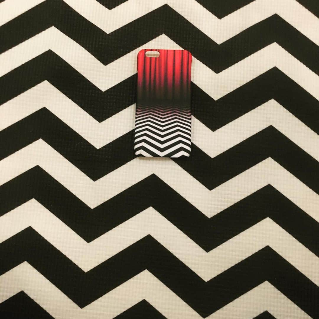 ボニー・モーガンさんのインスタグラム写真 - (ボニー・モーガンInstagram)「That moment when you realize your yoga mat and your phone case have a lot in common #blacklodge #twinpeaks #homesweethome #adventuresofbendybonnie #yoga #yogawithmercy #shenanigans #stripes #davidlynch #theowlsarenotwhattheyseem #themostwonderfultimeoftheyear🎃 #crunchfitness #mercymalick #bendybonnie」10月30日 14時19分 - bendybonnie