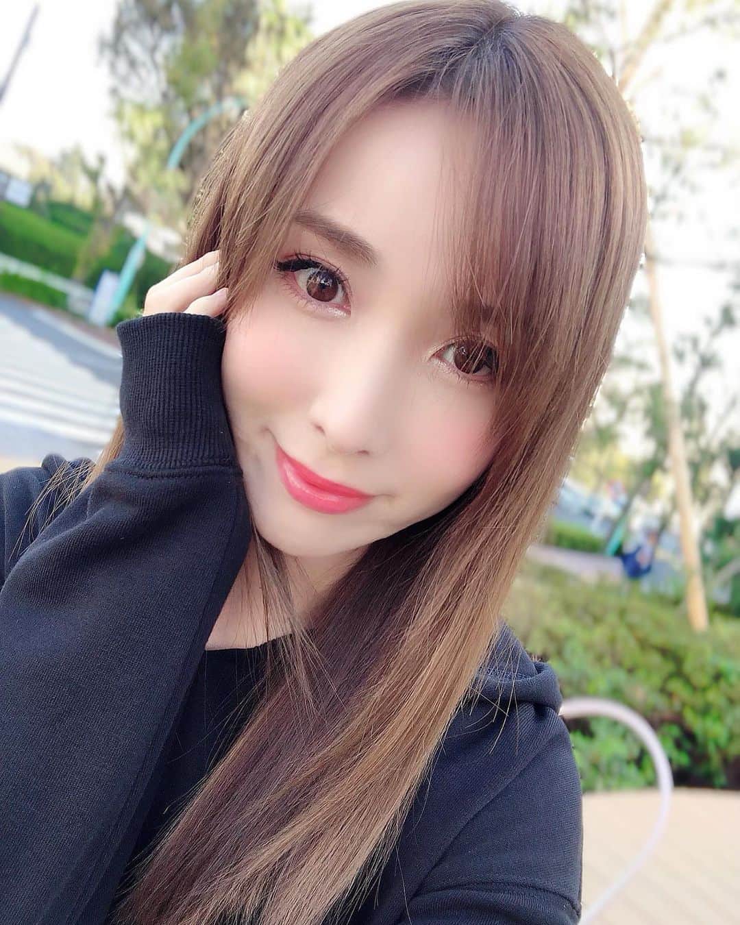 のインスタグラム：「魔法のように髪がさらさら（動画みて）😂💕 @rrsalon_ @chisaki_inoue  ありがとうございます❤️ . トラブルショーのお稽古 行ってまいります♫🍌 ※日曜マチネの公演ご希望の方はお申し込みお急ぎください🏃‍♀️ インスタのハイライトにチケット購入サイト 記載しています🙇‍♀️ . #crystalsilica  #クリスタルシリカ #ケイ素トリートメント #ミュージカル座 #トラブルショー #稽古」