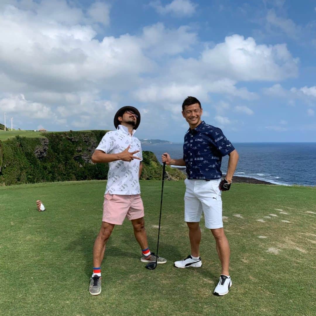 播戸竜二さんのインスタグラム写真 - (播戸竜二Instagram)「『沖縄ゴルフ⛳️🏌️‍♂️』 ・ 最高！最高！最高！👍 ・ 与那覇未来プロとプレーしました！ ・ やっぱりプロは凄い！ ・ いろいろ教えてもらったし、今回も楽しいゴルフでした！😁 ・ 海の横で、気候も最高でした☀️ ・ スコアは59.55の114⛳️ ・ また沖縄でゴルフしたい！ ・ ・ #ゴルフ #沖縄 #サザンリンクス #与那覇未来プロ  #応援してね #ジュンさん #運転ありがとう #ゴッチ #タオルありがとう #沖縄ロス」10月30日 14時25分 - ryuji_bando