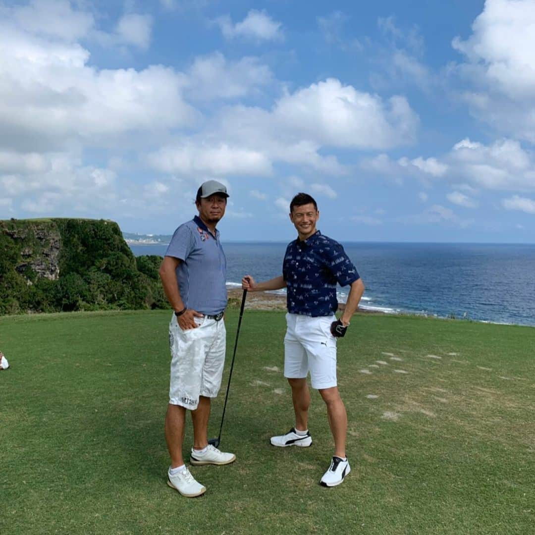 播戸竜二さんのインスタグラム写真 - (播戸竜二Instagram)「『沖縄ゴルフ⛳️🏌️‍♂️』 ・ 最高！最高！最高！👍 ・ 与那覇未来プロとプレーしました！ ・ やっぱりプロは凄い！ ・ いろいろ教えてもらったし、今回も楽しいゴルフでした！😁 ・ 海の横で、気候も最高でした☀️ ・ スコアは59.55の114⛳️ ・ また沖縄でゴルフしたい！ ・ ・ #ゴルフ #沖縄 #サザンリンクス #与那覇未来プロ  #応援してね #ジュンさん #運転ありがとう #ゴッチ #タオルありがとう #沖縄ロス」10月30日 14時25分 - ryuji_bando