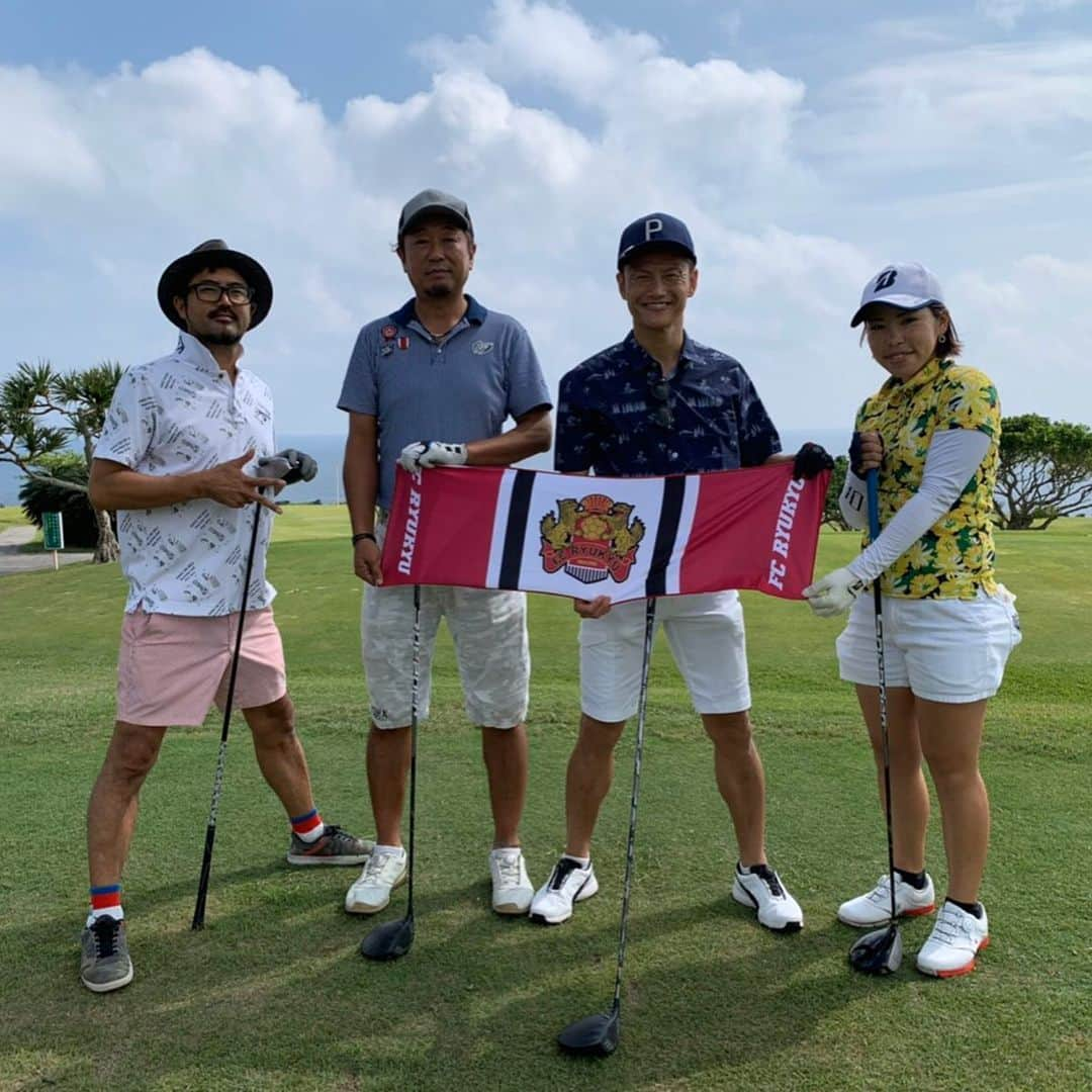 播戸竜二さんのインスタグラム写真 - (播戸竜二Instagram)「『沖縄ゴルフ⛳️🏌️‍♂️』 ・ 最高！最高！最高！👍 ・ 与那覇未来プロとプレーしました！ ・ やっぱりプロは凄い！ ・ いろいろ教えてもらったし、今回も楽しいゴルフでした！😁 ・ 海の横で、気候も最高でした☀️ ・ スコアは59.55の114⛳️ ・ また沖縄でゴルフしたい！ ・ ・ #ゴルフ #沖縄 #サザンリンクス #与那覇未来プロ  #応援してね #ジュンさん #運転ありがとう #ゴッチ #タオルありがとう #沖縄ロス」10月30日 14時25分 - ryuji_bando