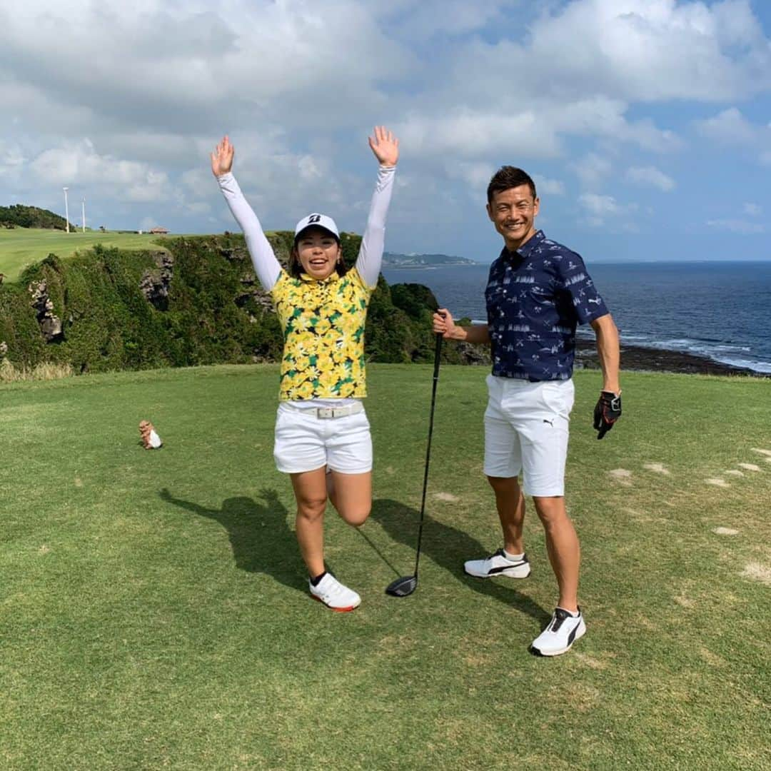 播戸竜二さんのインスタグラム写真 - (播戸竜二Instagram)「『沖縄ゴルフ⛳️🏌️‍♂️』 ・ 最高！最高！最高！👍 ・ 与那覇未来プロとプレーしました！ ・ やっぱりプロは凄い！ ・ いろいろ教えてもらったし、今回も楽しいゴルフでした！😁 ・ 海の横で、気候も最高でした☀️ ・ スコアは59.55の114⛳️ ・ また沖縄でゴルフしたい！ ・ ・ #ゴルフ #沖縄 #サザンリンクス #与那覇未来プロ  #応援してね #ジュンさん #運転ありがとう #ゴッチ #タオルありがとう #沖縄ロス」10月30日 14時25分 - ryuji_bando