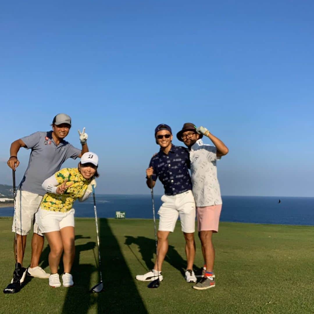 播戸竜二さんのインスタグラム写真 - (播戸竜二Instagram)「『沖縄ゴルフ⛳️🏌️‍♂️』 ・ 最高！最高！最高！👍 ・ 与那覇未来プロとプレーしました！ ・ やっぱりプロは凄い！ ・ いろいろ教えてもらったし、今回も楽しいゴルフでした！😁 ・ 海の横で、気候も最高でした☀️ ・ スコアは59.55の114⛳️ ・ また沖縄でゴルフしたい！ ・ ・ #ゴルフ #沖縄 #サザンリンクス #与那覇未来プロ  #応援してね #ジュンさん #運転ありがとう #ゴッチ #タオルありがとう #沖縄ロス」10月30日 14時25分 - ryuji_bando