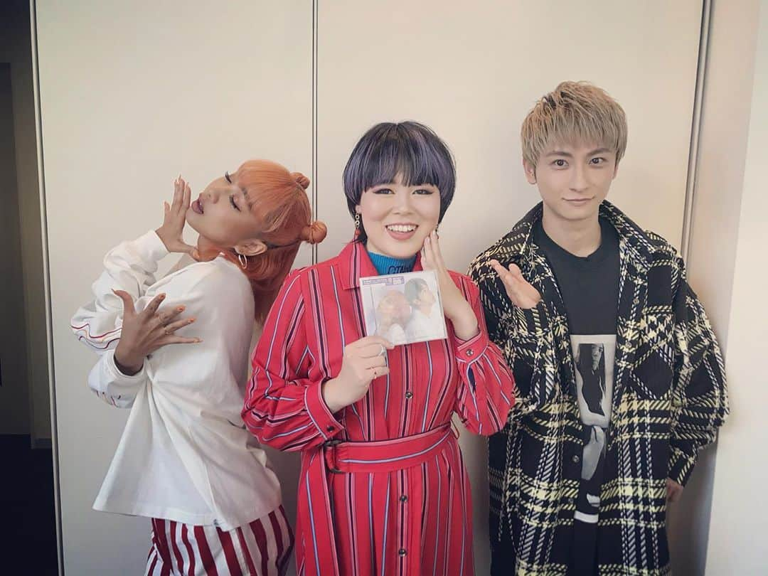 與真司郎さんのインスタグラム写真 - (與真司郎Instagram)「みんなー‼️ ヒルナンデス！見てくれた方ありがとうございました🙏  めちゃくちゃ楽しかったー😆😆 この後は、LINE MUSICのトークイベント✨ みんなに会えるの楽しみすぎるー😊😊😊 LINE LIVEでも20:30〜生配信されるから、 チェックしてなー‼️ そして、、、 今日、テルマとのコラボレーションシングル 「好き好き好き」が発売されましたー😍  24ページのブックレットも付いてくるから みんなに見て欲しいな🙈  感想また教えてな🙇‍♂️ * * #好き好き好き #青山テルマ #與真司郎 #SHINJIROATAE #ヒルナンデス #ブルゾンちえみさんが曲聴いてくれてるらしい #嬉しすぎる🙏😭」10月30日 14時40分 - shinjiroatae1126