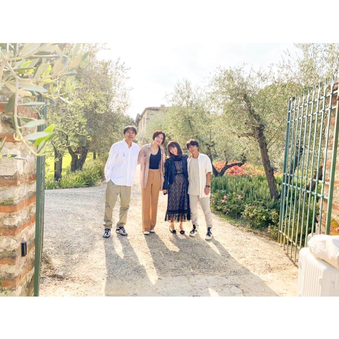林弓束さんのインスタグラム写真 - (林弓束Instagram)「フィレンツェではairbでお友達ご夫婦と邸宅をお借りしました✨ とーっても広いオリーブ園のあるとーっても広い素敵なおうちでした😍😍 優しい阿部夫妻がごはんも作ってくれて😭❤️ 幸せな時間をすごせました。 おうちの内装やインテリアも可愛かったな✨ . . .  #イタリア旅行  #新婚旅行　#ハネムーン　#イタリア  #フィレンツェ　#ヨーロッパ #yzktrip」10月30日 14時40分 - hayashiyuzuka