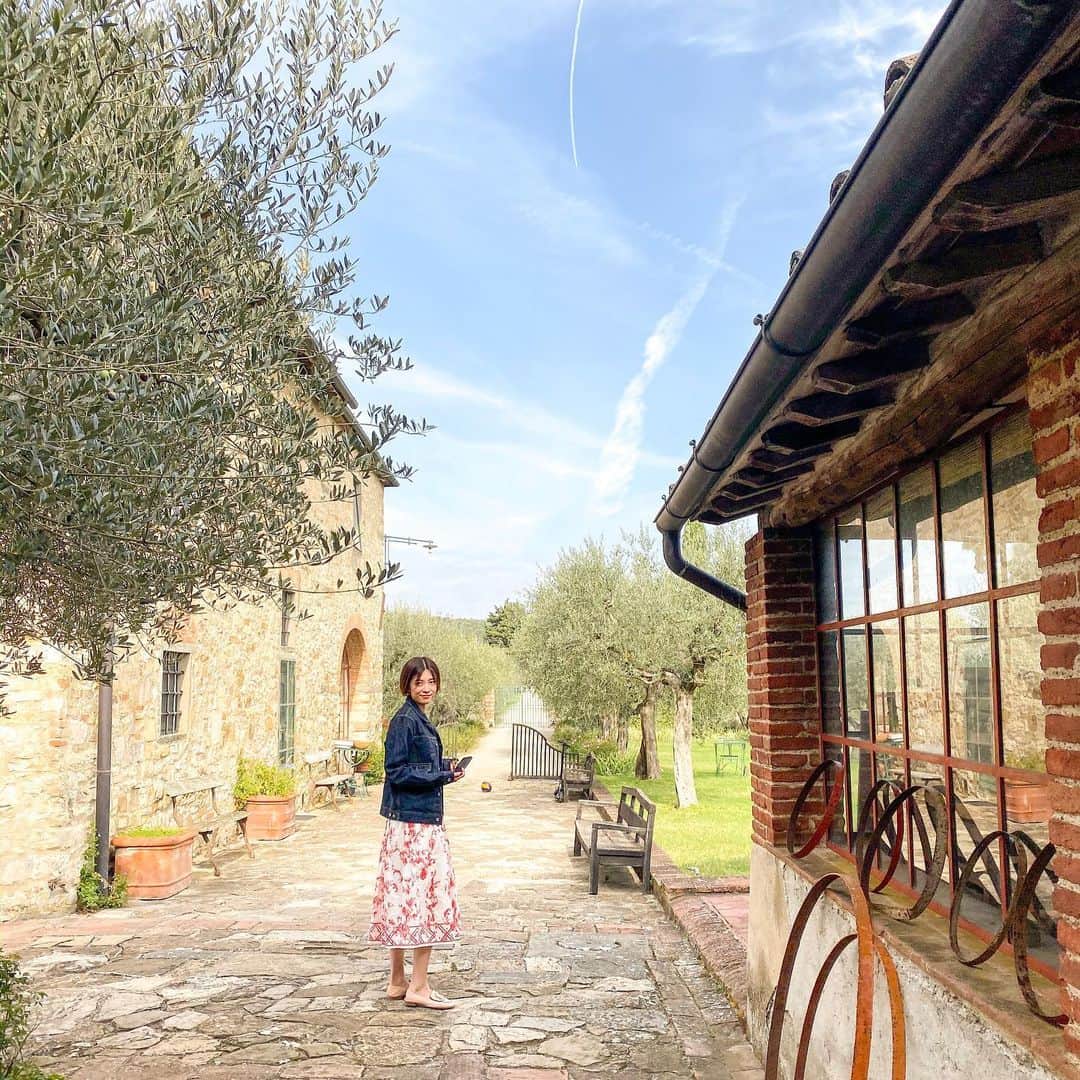 林弓束さんのインスタグラム写真 - (林弓束Instagram)「フィレンツェではairbでお友達ご夫婦と邸宅をお借りしました✨ とーっても広いオリーブ園のあるとーっても広い素敵なおうちでした😍😍 優しい阿部夫妻がごはんも作ってくれて😭❤️ 幸せな時間をすごせました。 おうちの内装やインテリアも可愛かったな✨ . . .  #イタリア旅行  #新婚旅行　#ハネムーン　#イタリア  #フィレンツェ　#ヨーロッパ #yzktrip」10月30日 14時40分 - hayashiyuzuka